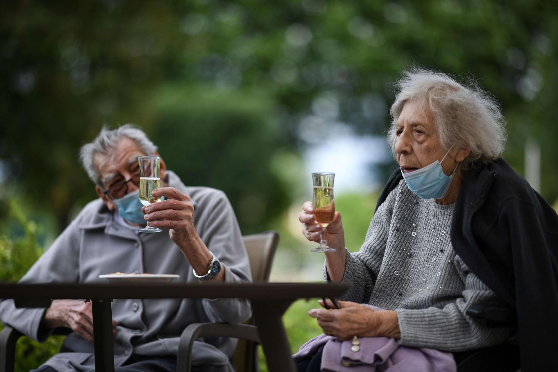 زوجان فرنسيان يتناولان الكحول في دار للمسنين