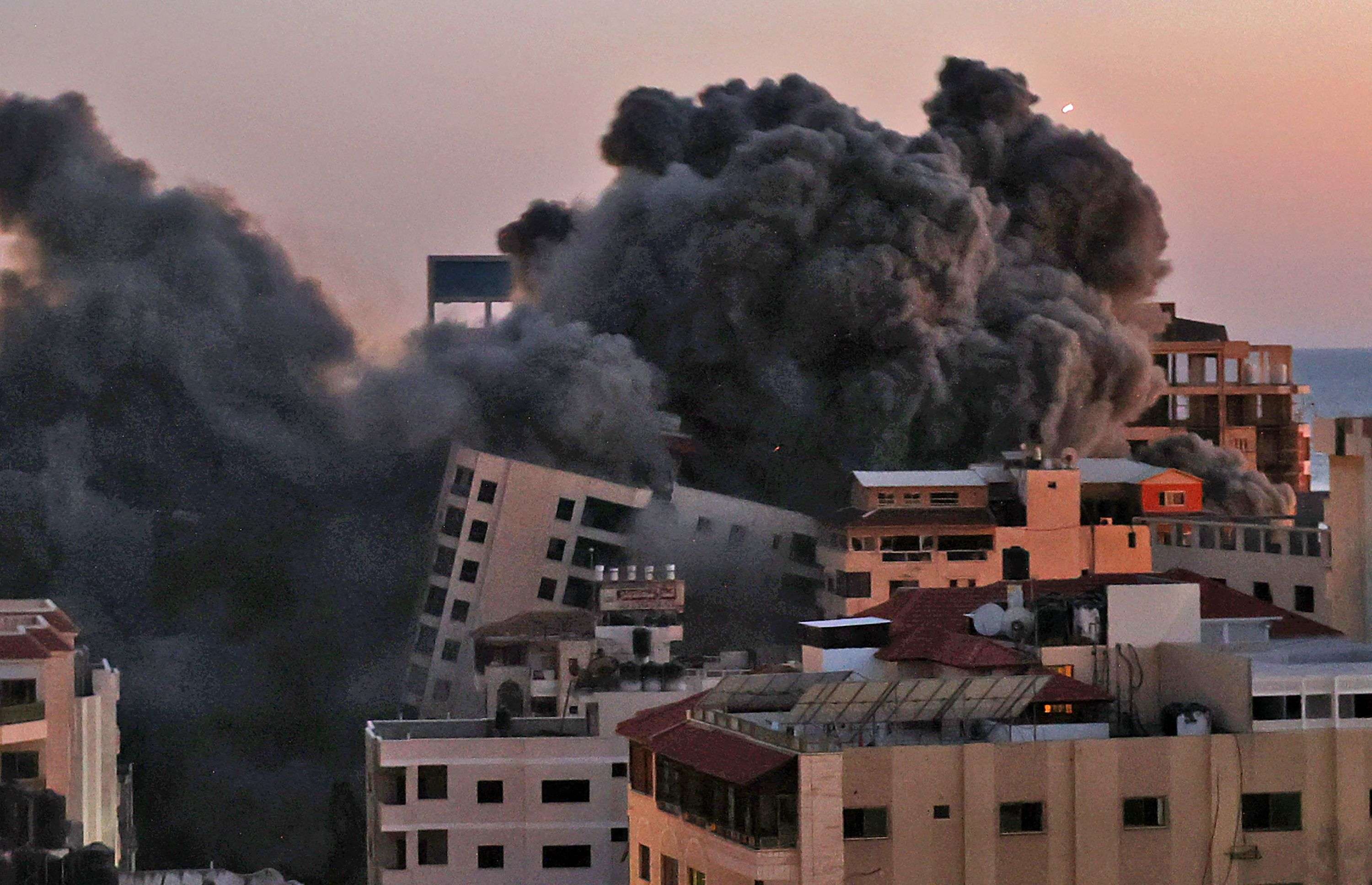 انهيار برج سكني من 13 طابقا في ضربة جوية إسرائيلية على غزة