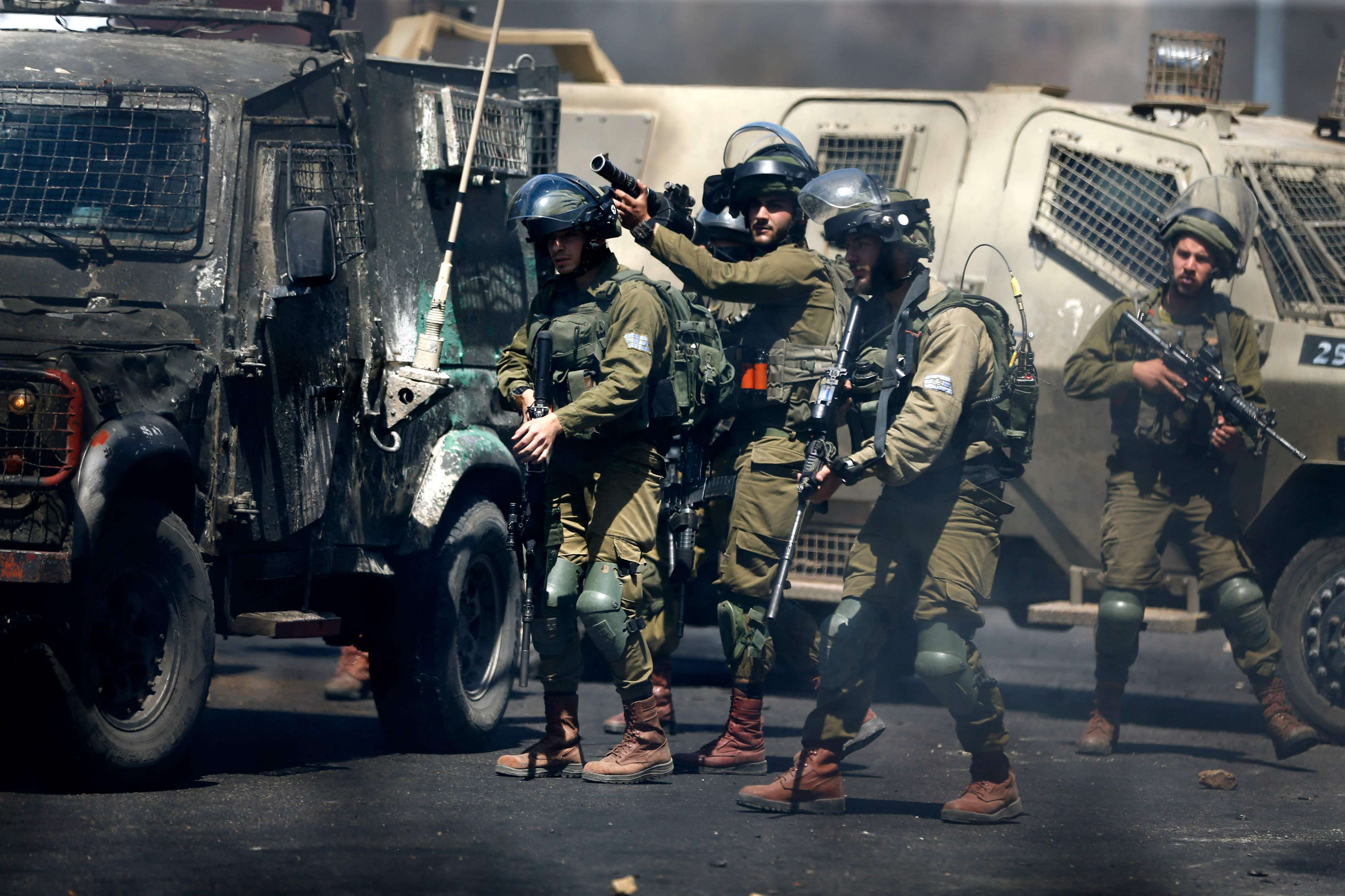 الجيش الإسرائيلي يكثف اعتداءاته على الفلسطينيين