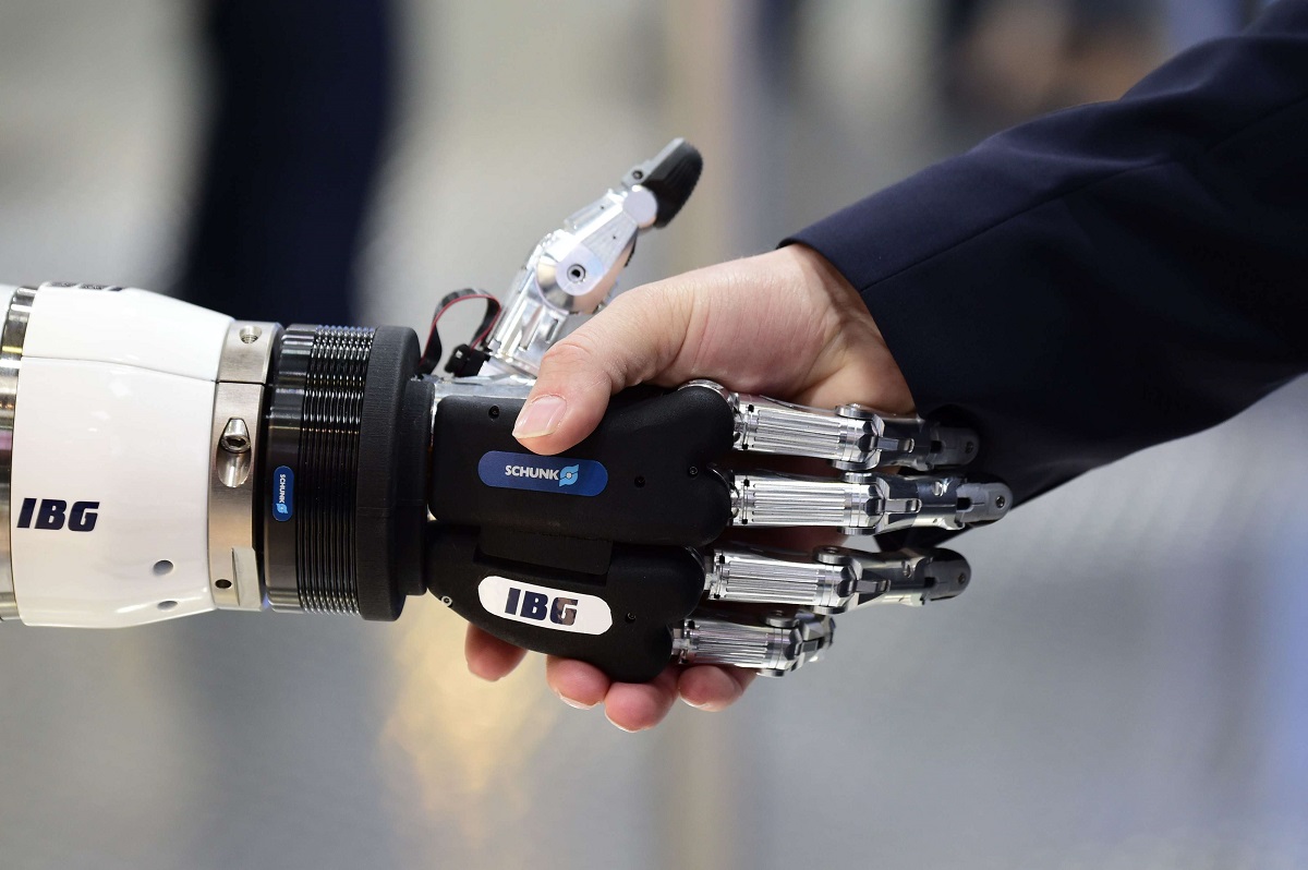 يد بشرية تصافح يد روبوتية