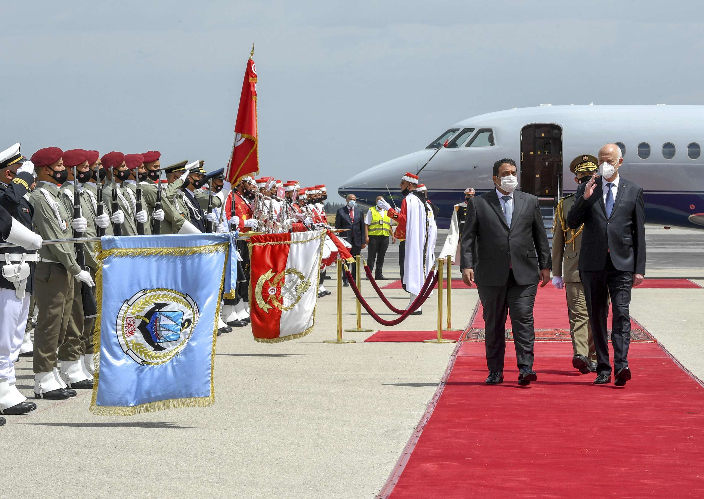 الرئيس التونسي قيس سعيّد (يمين) يستقبل رئيس المجلس الرئاسي الليبي محمد المنفي