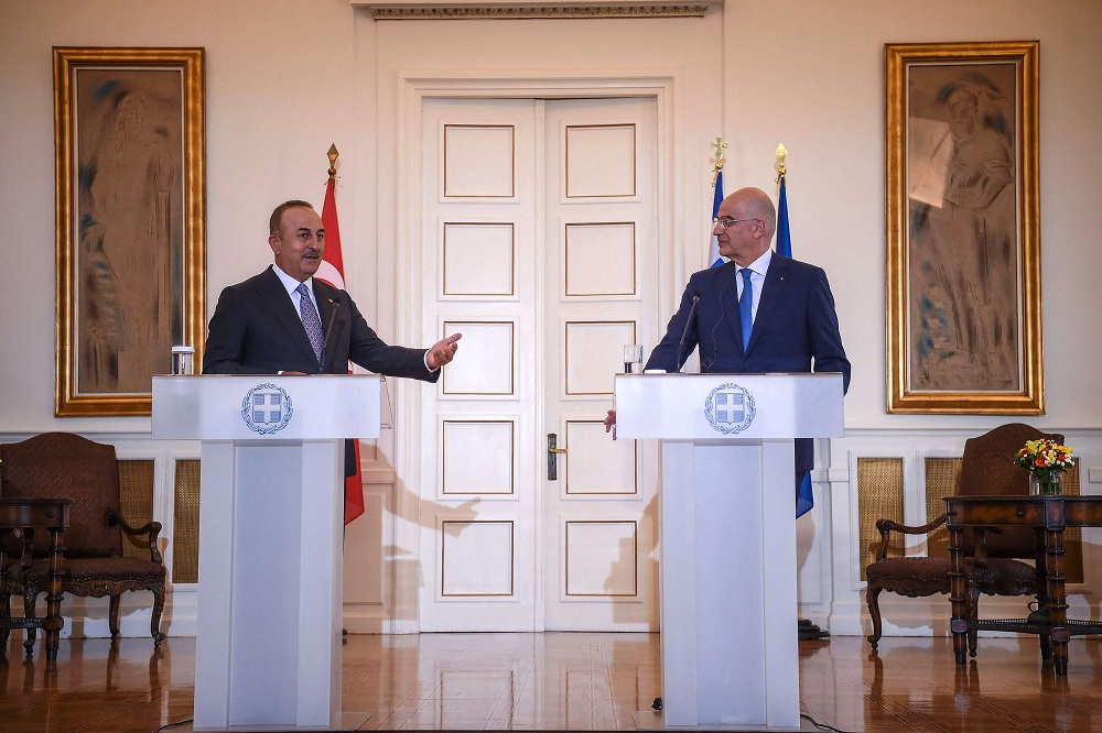 وزير الخارجية اليوناني نيكوس ديندياس (يمين) يلتقي بأثينا نظيره التركي مولود جاويش أوغلو