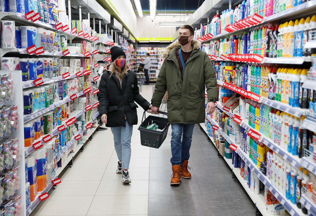 زوجان أوكرانيان يتسوقان في متجر كبير بمدينة خاركيف