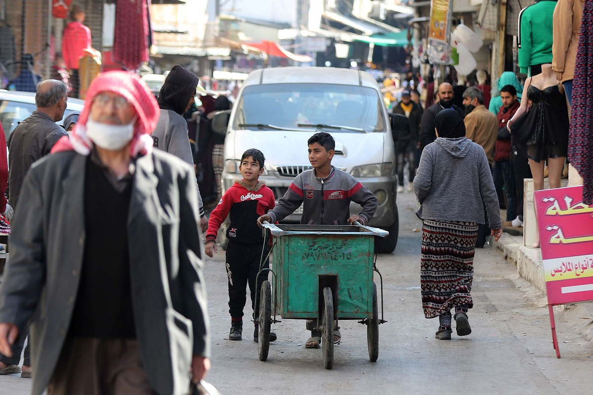 طفل أردني يستخدم عربة يدوية للعمل في منطقة الوحدات في عمان 