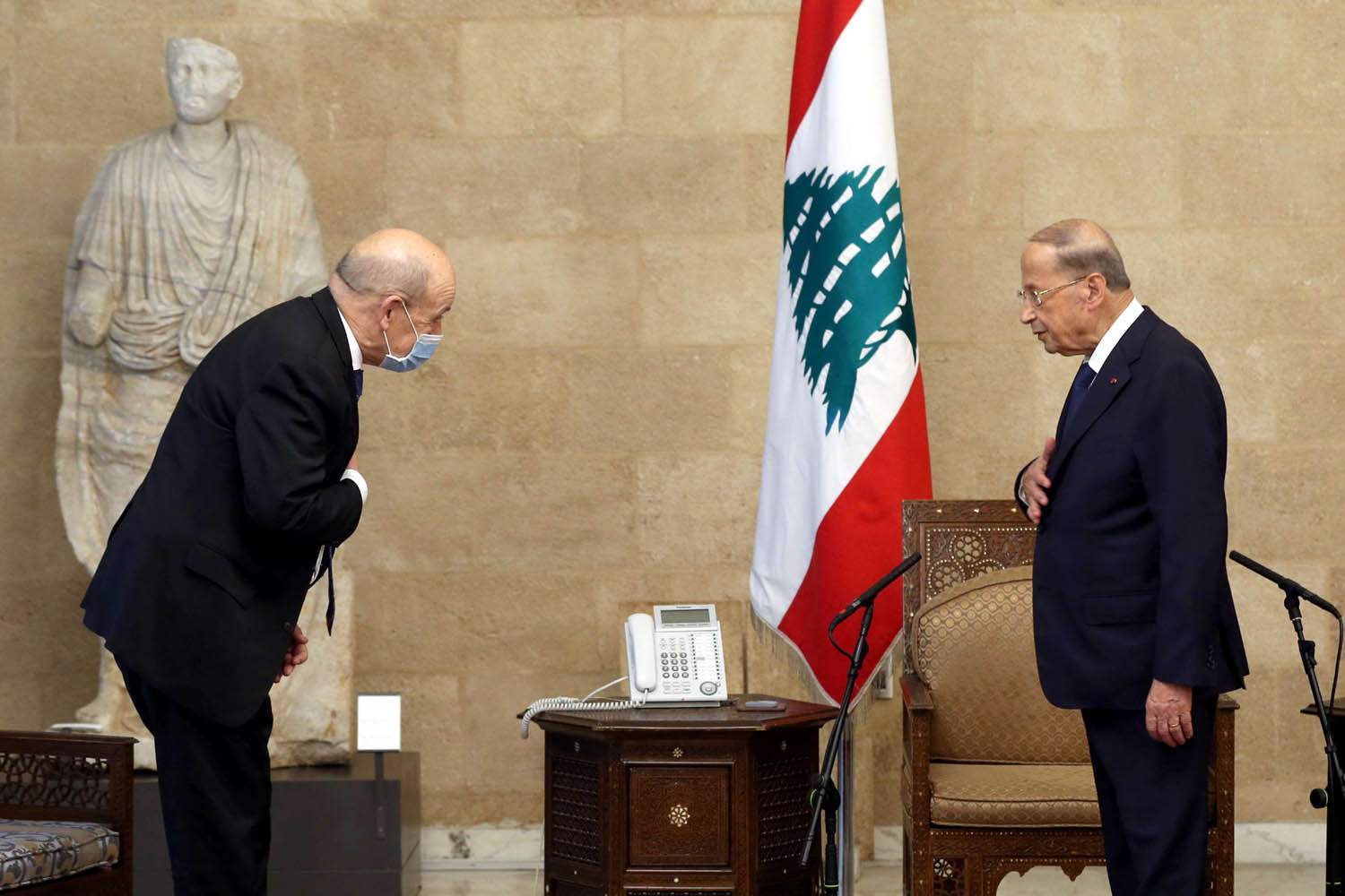 الرئيس اللبناني ميشال عون يستقبل وزير الخارجية الفرنسي جان ايف لو دريان