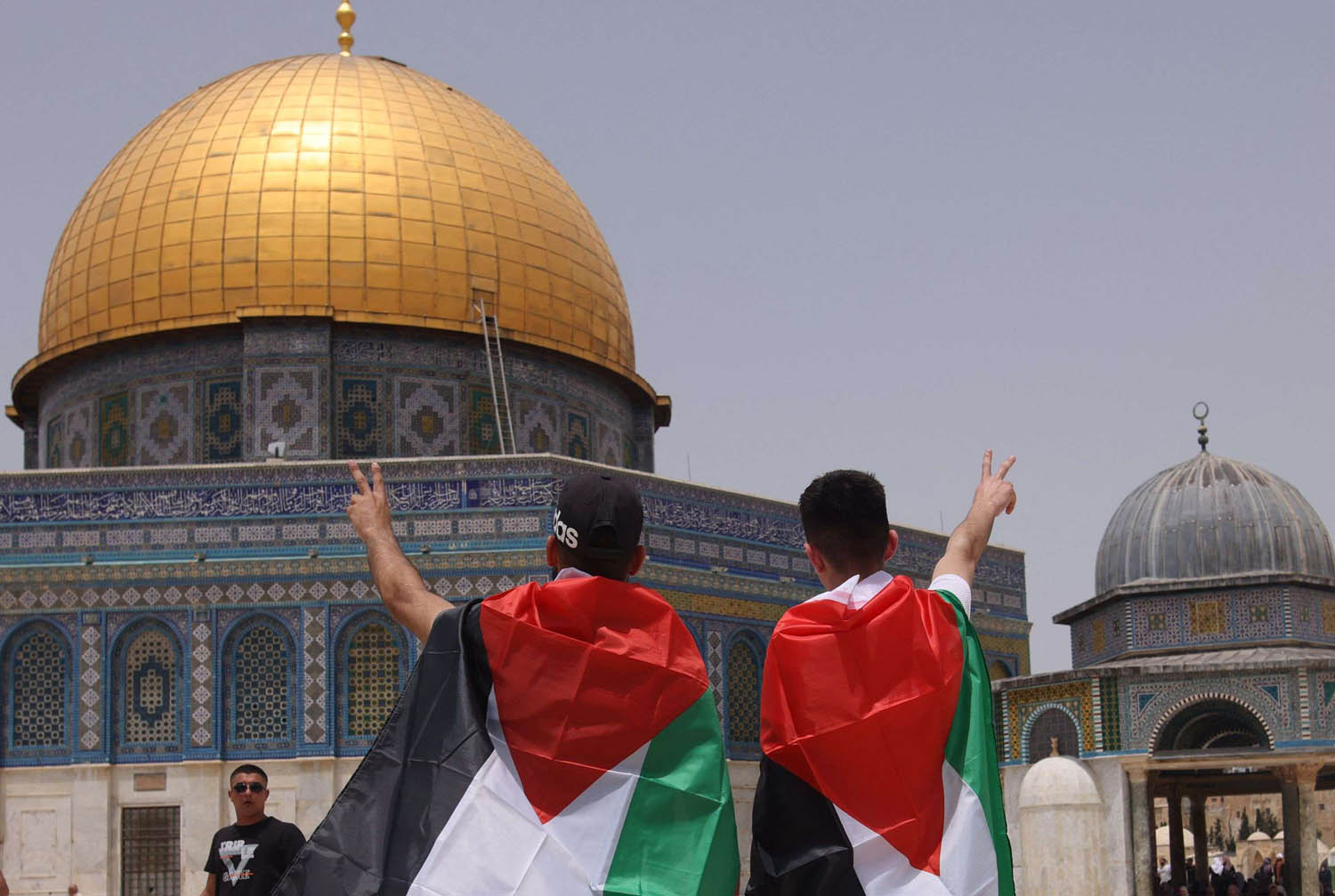 فلسطينيان يرفعان شارة النصر في باحة الأقصى