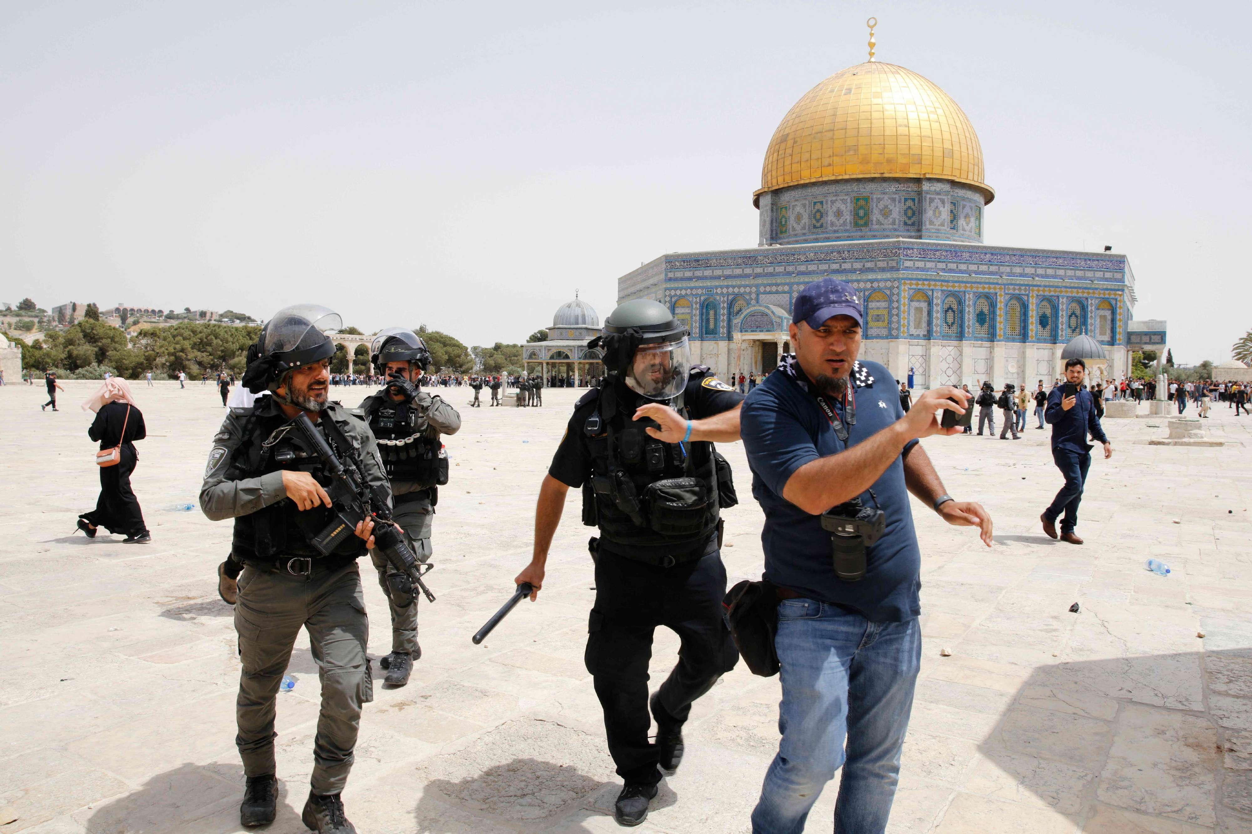 الشرطة الاسرائيلية تنفذ حملة اعتقالات في القدس والضفة الغربية والبلدات العربية داخل الخط الاخضر