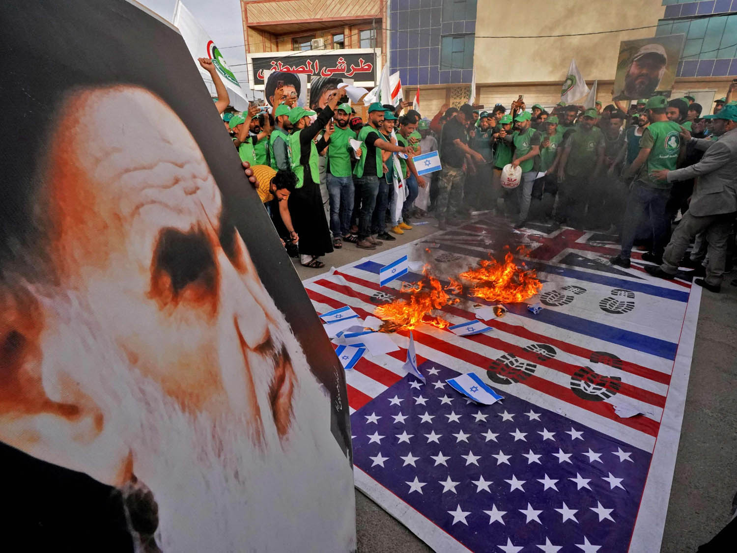 متظاهرون عراقيون يرفعون صورا لخميني ويحرقون اعلاما للولايات المتحدة واسرائيل