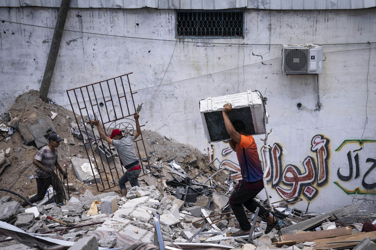 فلسطينيون في غزة يبحثون وسط ركان القصف عن ما يمكن استخدامه