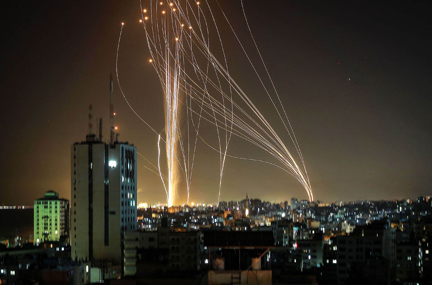 صواريخ تطلقها حماس من غزة صوب إسرائيل