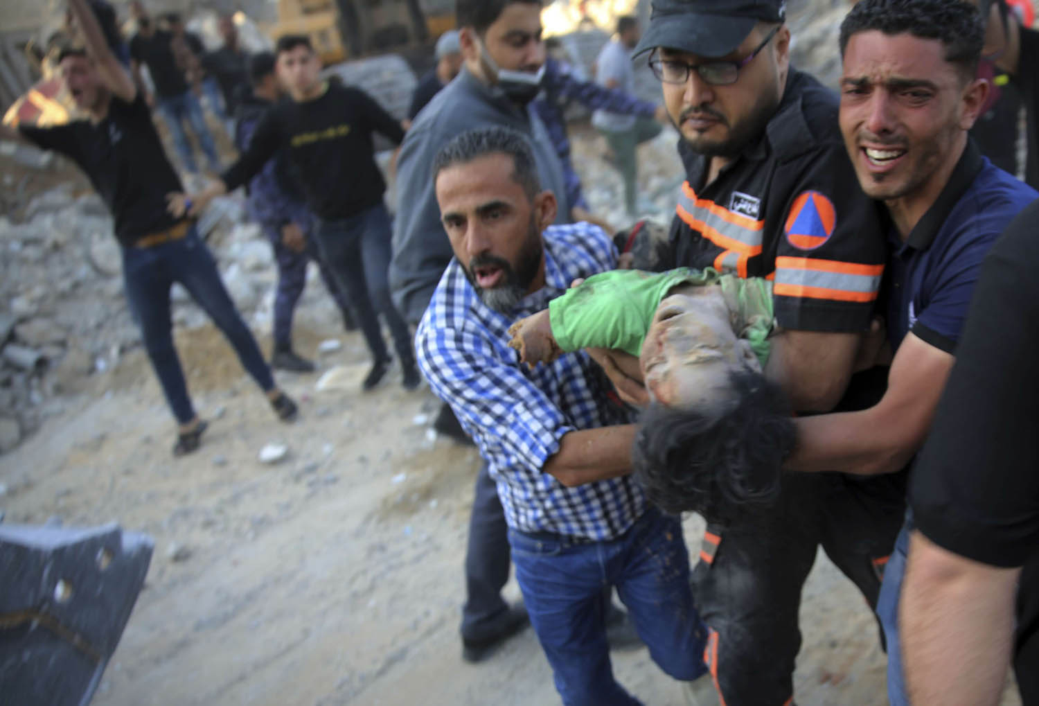 فريق الانقاذ الفلسطيني يستخلص طفلا من تحت الانقاض في غزة