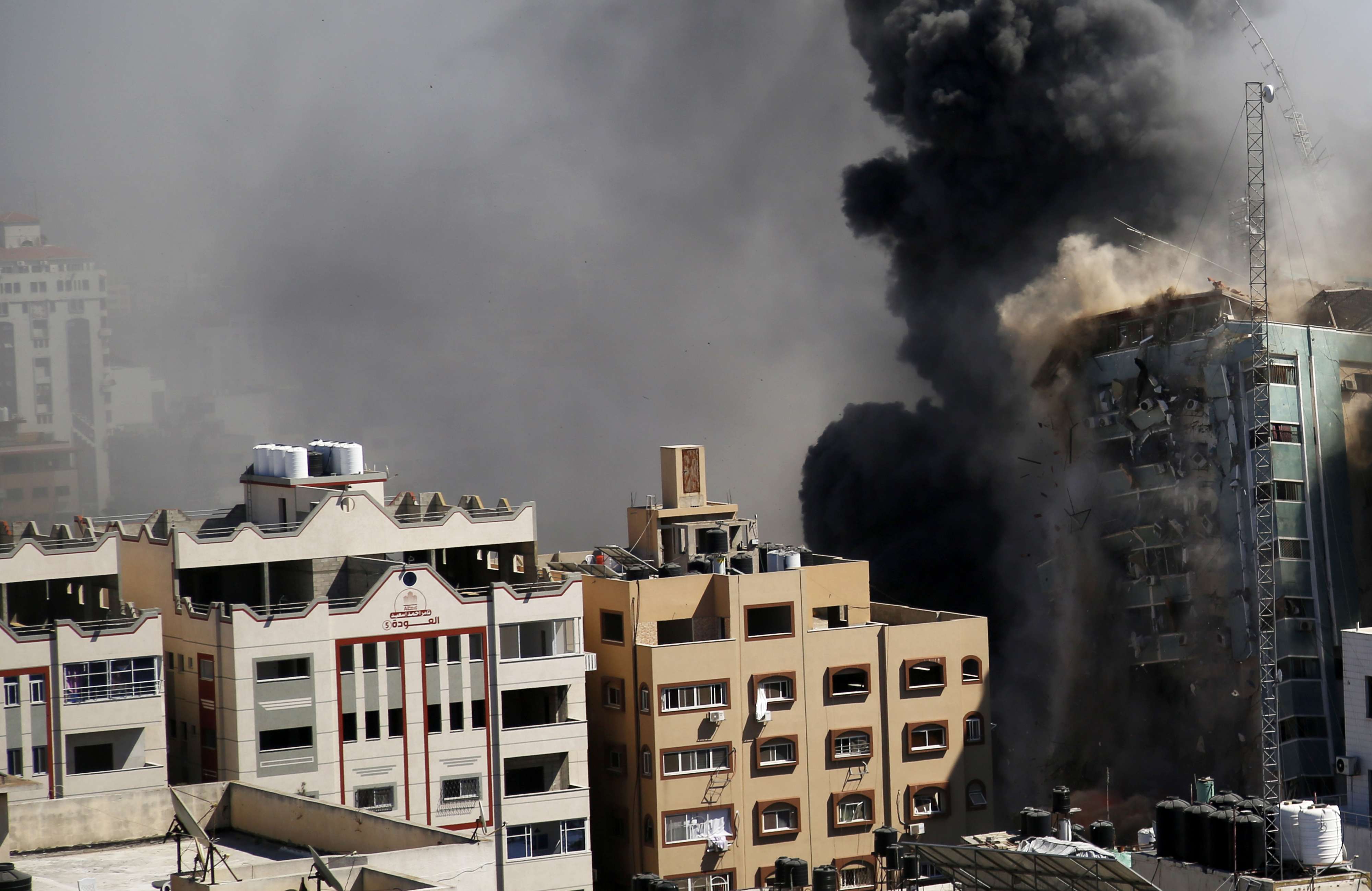 إسرائيل تستهدف مكاتب اعلامية في غزة  