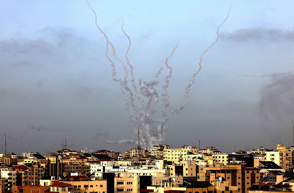 الفصائل الفلسطينية في غزة أطلقت عشرات الصواريخ باتجاه إسرائيل