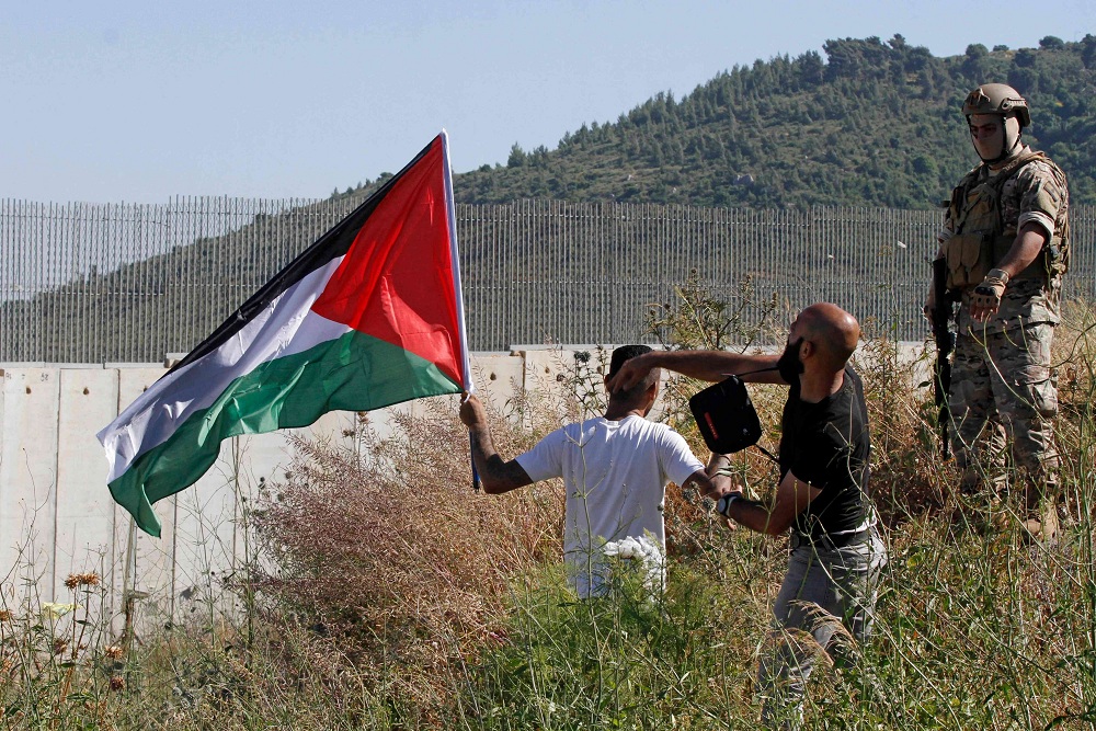العدوان الإسرائيلي على غزة دفع بحشود غاضبة إلى الحدود اللبنانية الإسرائيلية