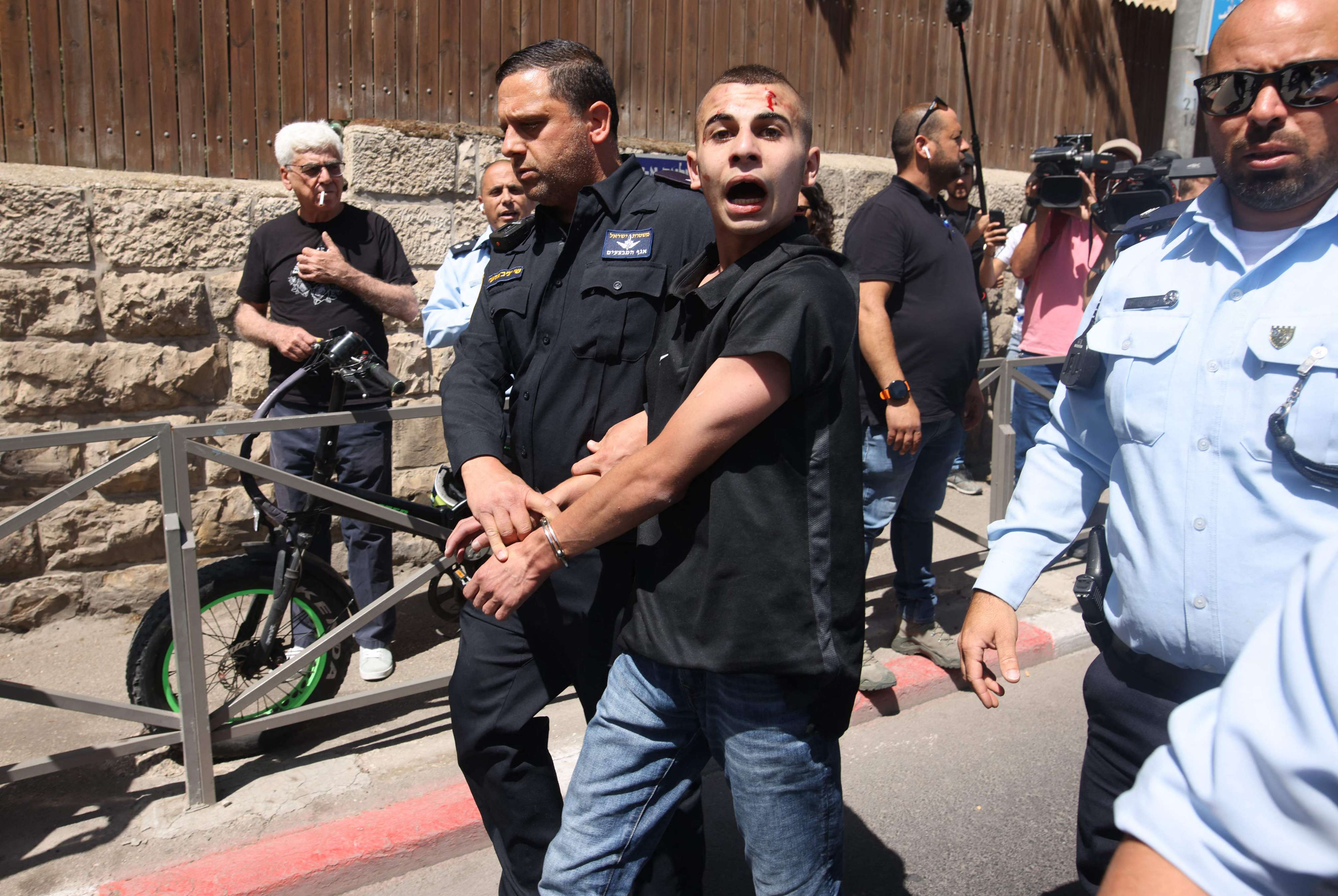الشرطة الاسرائيلية تعتقل فلسطينيين تظاهروا امام المحكمة