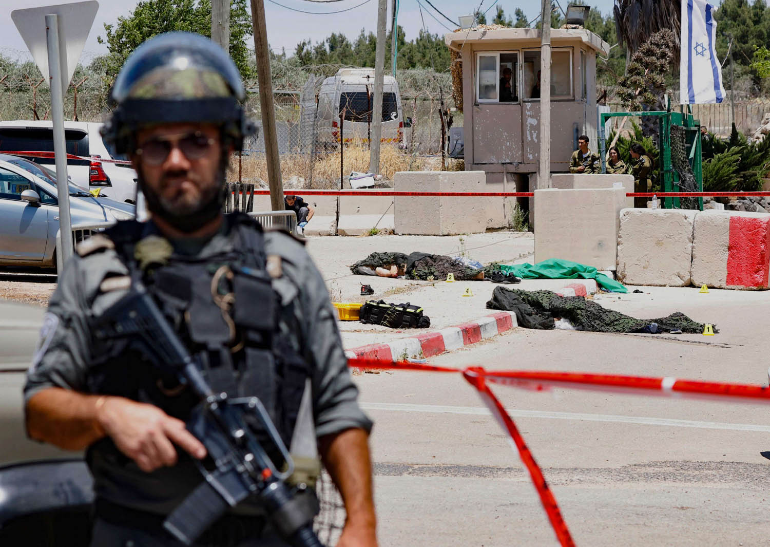 جثمانا فلسطينيين هاجموا موقعا إسرائيليا في جنين