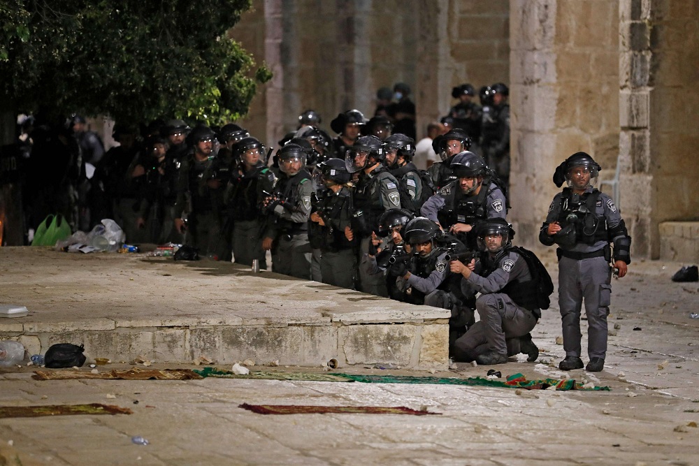 صدامات عنيفة بين قوات الاحتلال الاسرائيلي والفلسطينيين في القدس