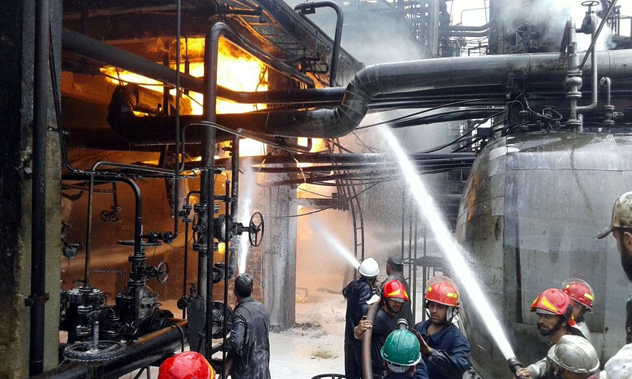 الحريق في مصفاة النفط الرئيسية السورية يأتي بينما تعاني دمشق من أزمة حادة في الوقود