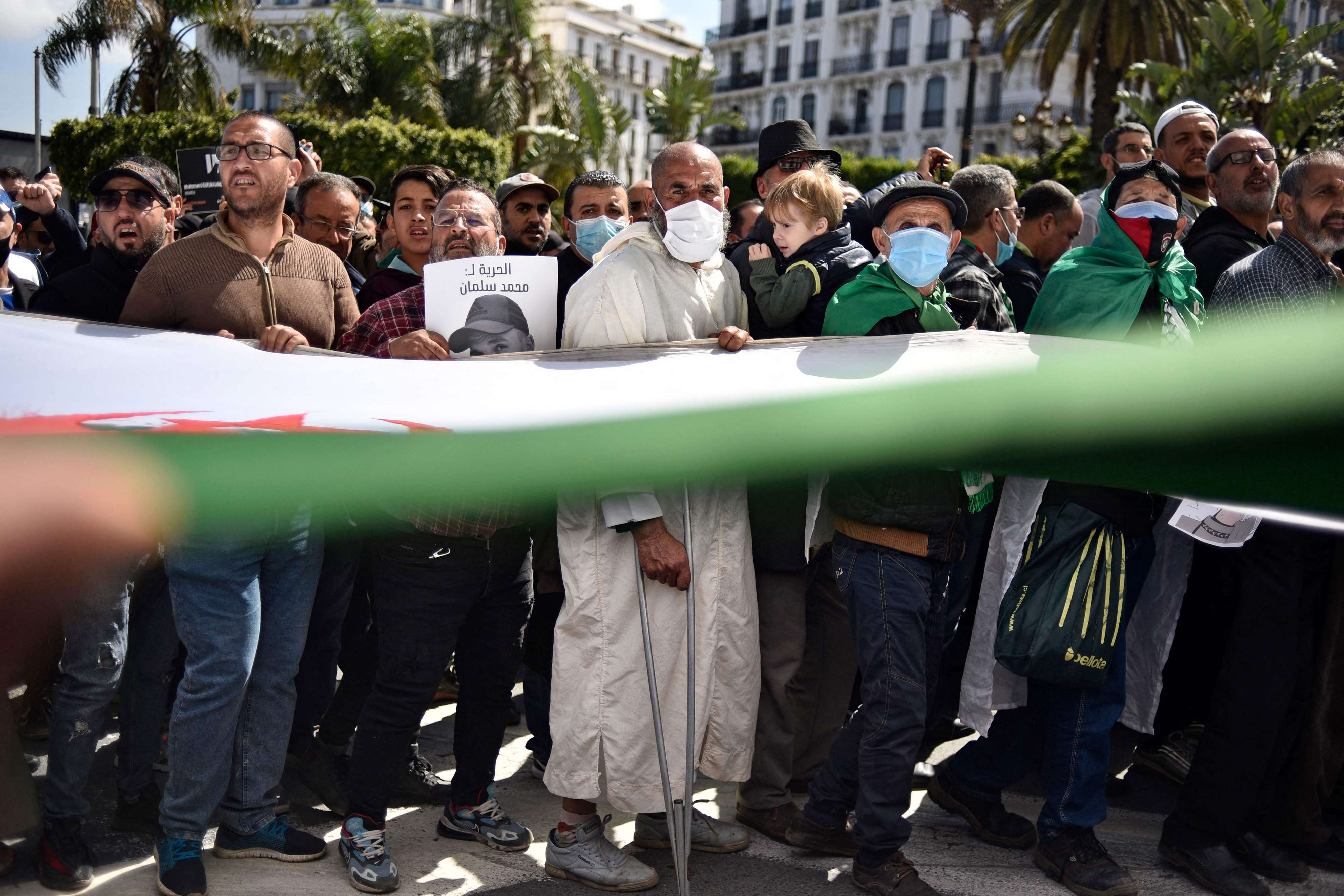 زخم الحراك الجزائري يعود بقوة رغم قمع السلطة