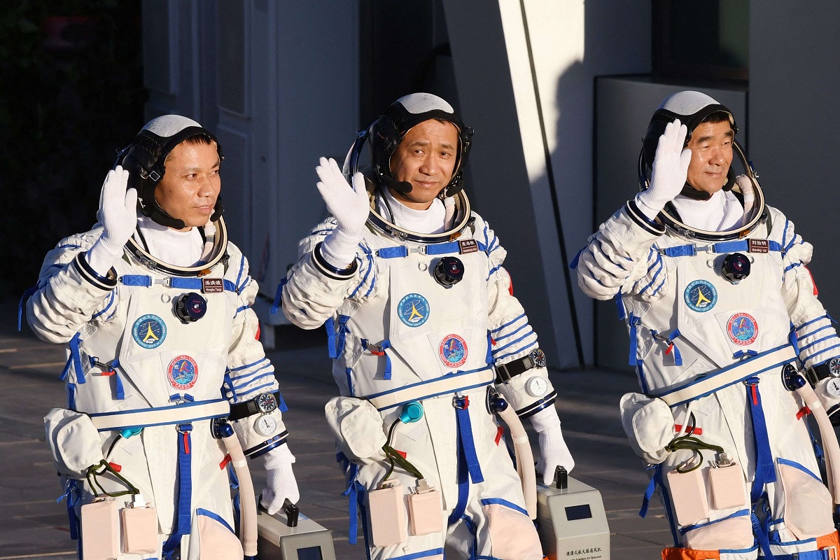 الرواد الصينيون الثلاثة الذين أقلعوا إلى محطة الفضاء الصينية