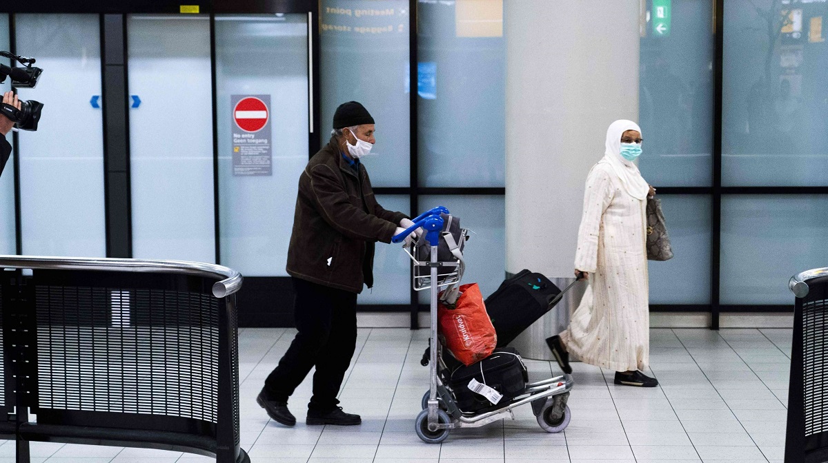 مسافرون في مطار في الدار البيضاء بالمغرب