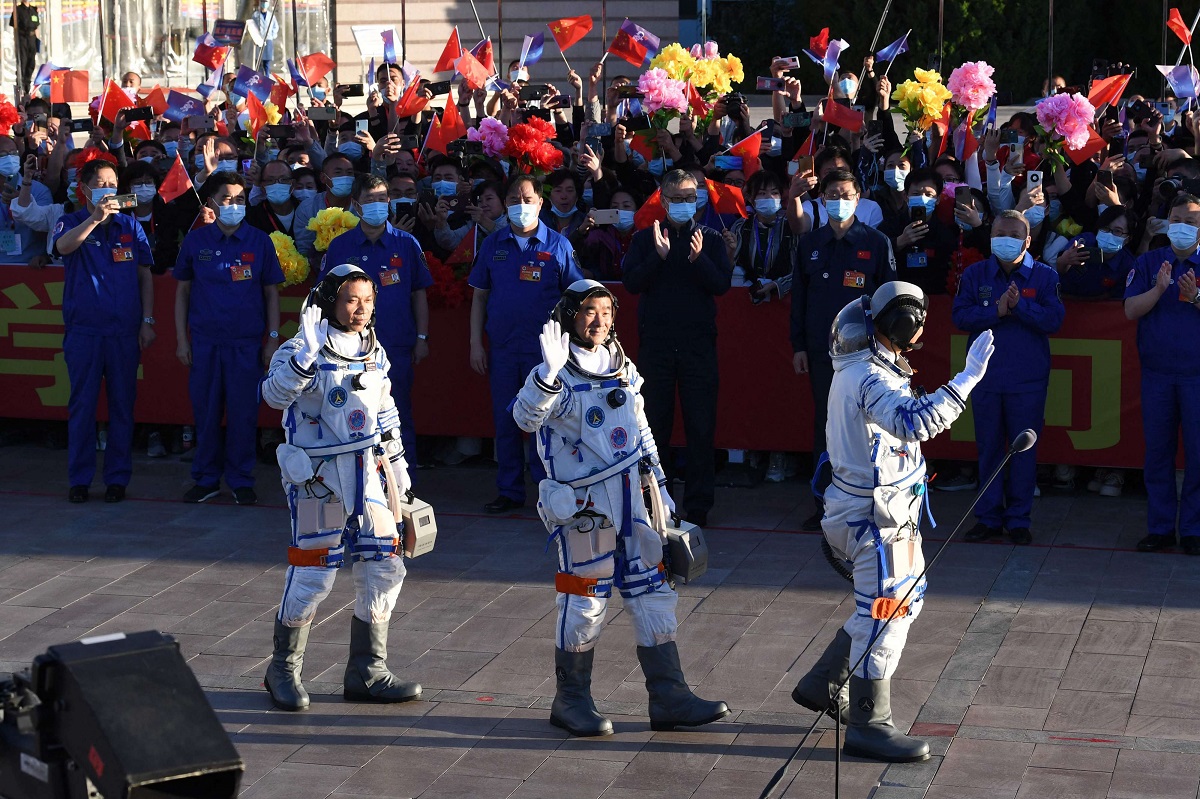 مراسم وداع لرواد صينيين قبل أول رحلة مأهولة باتجاه محطة الفضاء الصينية