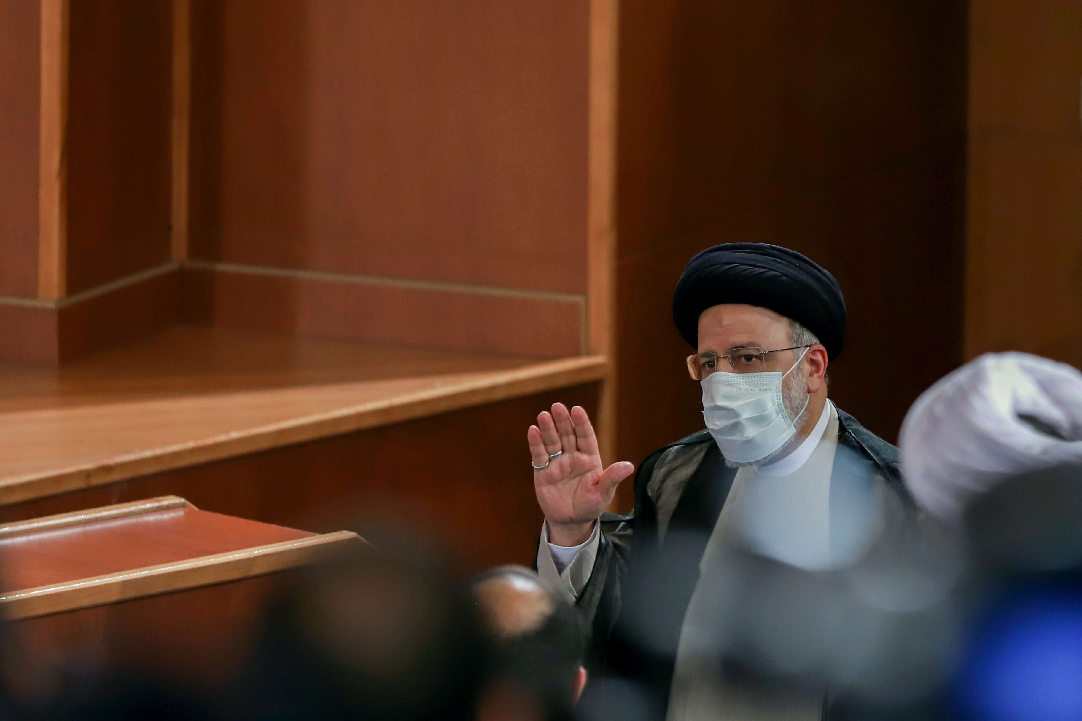 سلطة القرار في إيران بيد خامنئي لا رئيسي