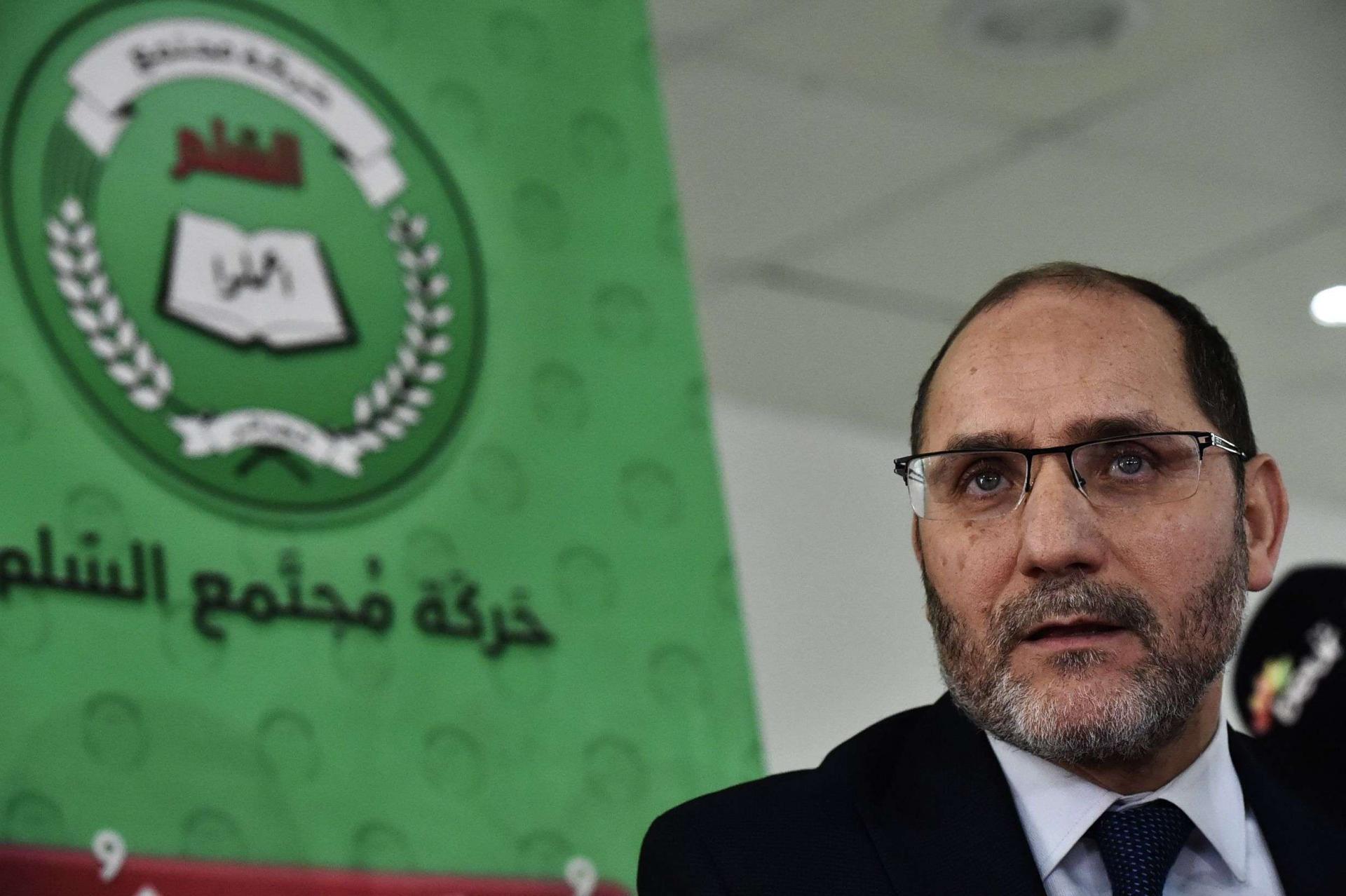 الاسلاميون في الجزائر يمنون النفس بتحقيق انتصار في الانتخابات البرلمانية
