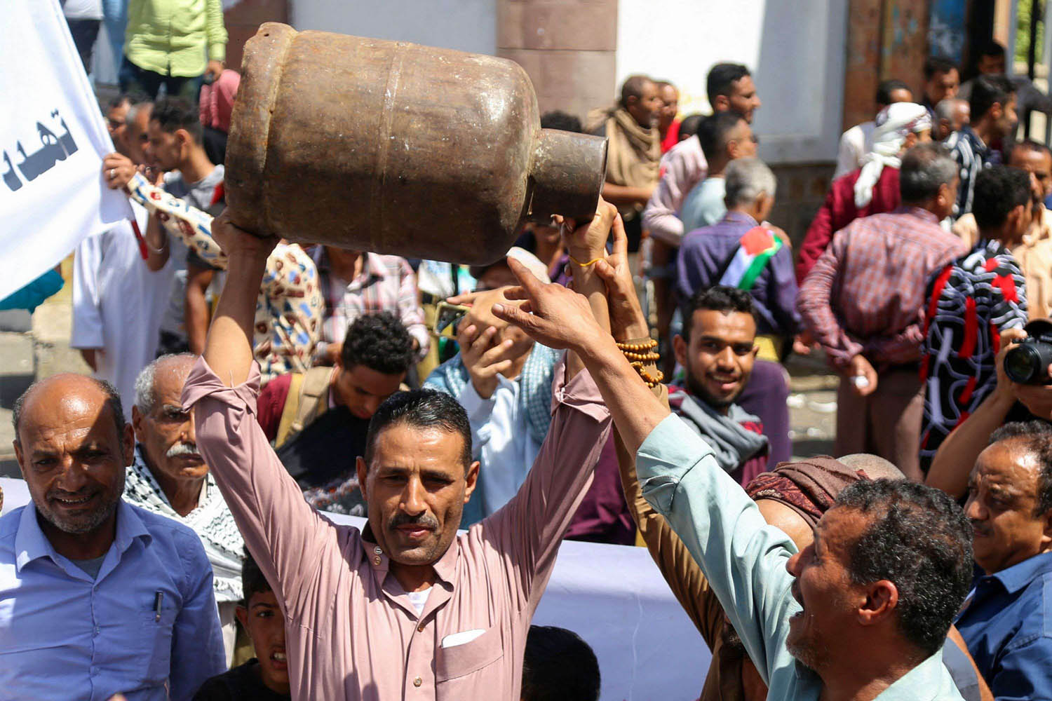 يمنيون يتظاهرون في تعز احتجاجا على نقص الخدمات