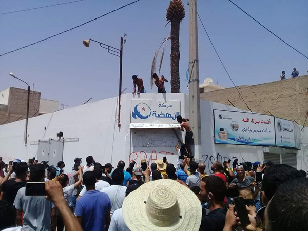 محتجون غاضبون في تونس يقتحمون مقرات حركة النهضة