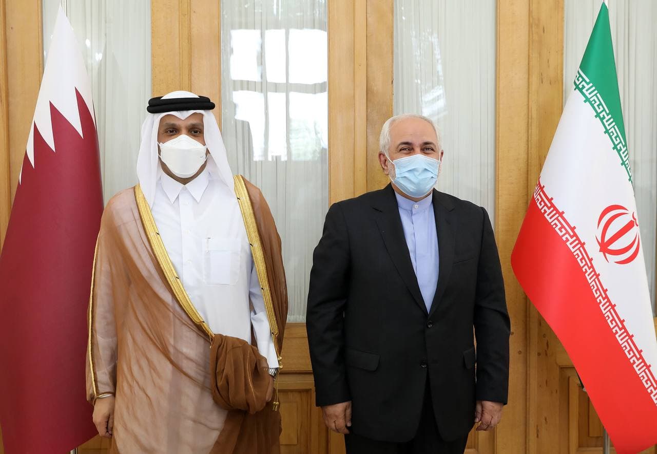 وزير الخارجية الإيراني محمد جواد ظريف (يمين) يستقبل نظيره القطري الشيخ محمد بن عبدالرحمن آل ثاني