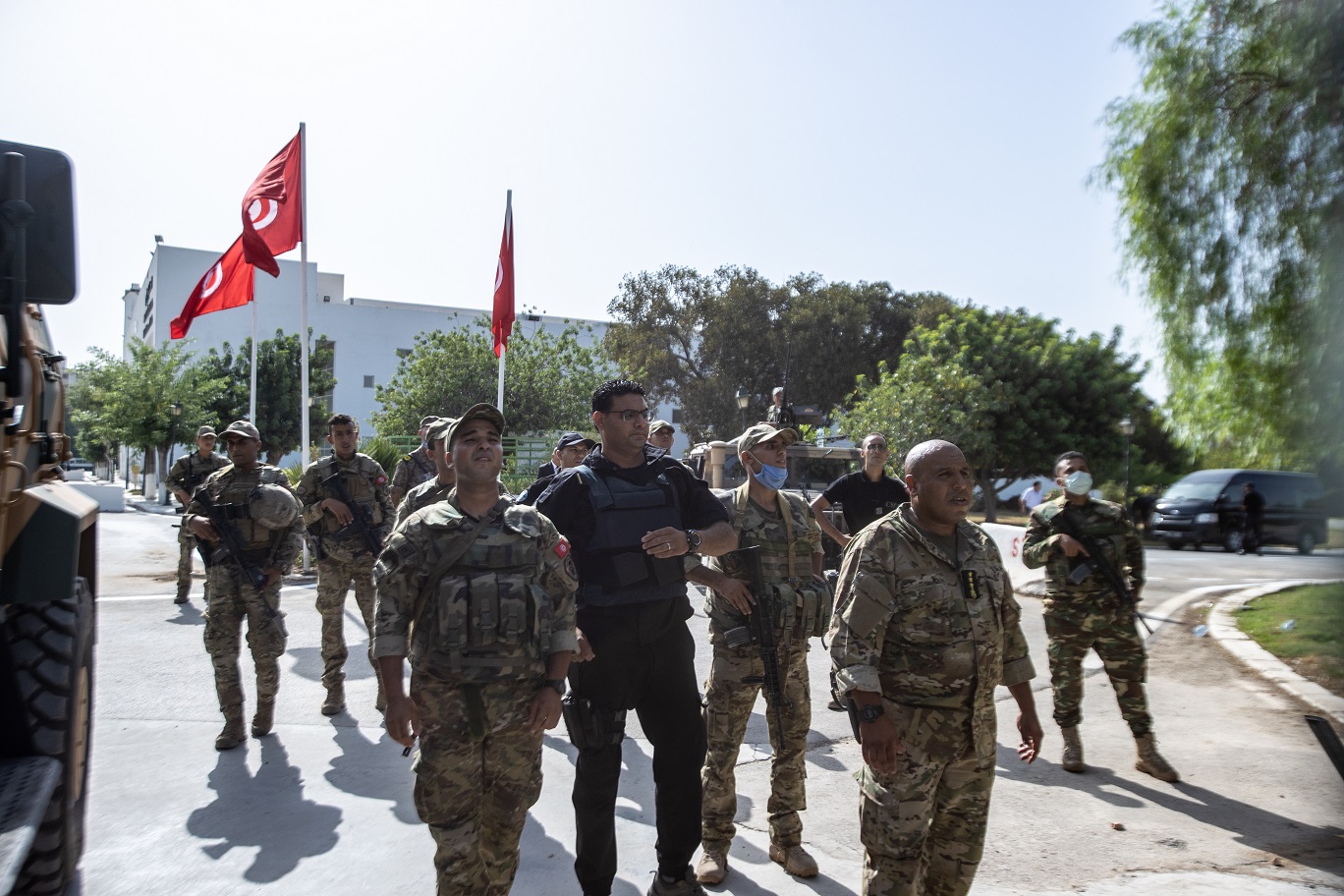 قوات الأمن التونسي تمنع مواجهات أمام البرلمان بين مؤيدين ورافضين لقرار سعيّد