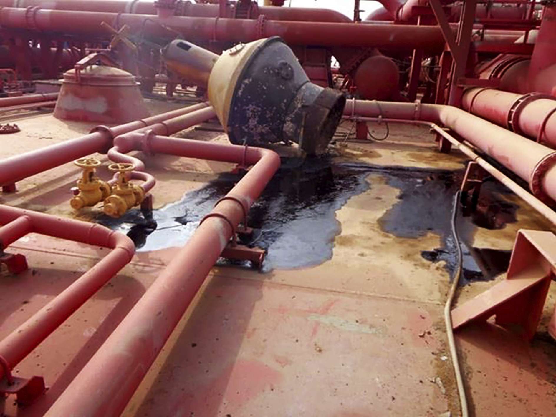 تسرب النفط يهدد بكارثة بيئية في المياه اليمنية