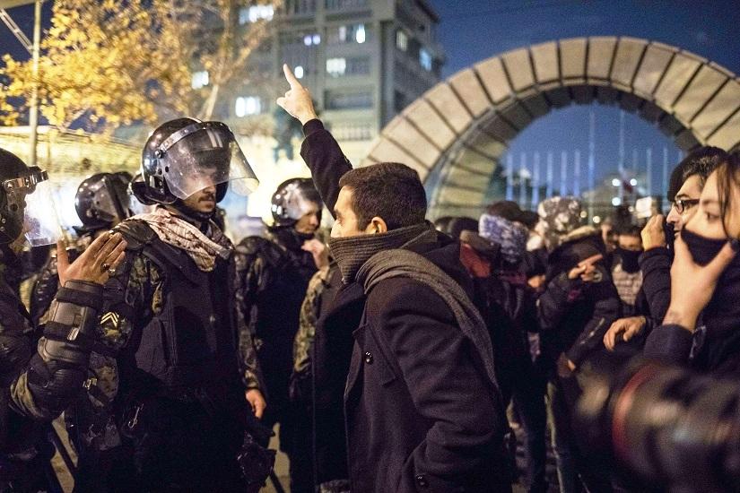 مقتل 5 اشخاص في المظاهرات الايرانية المستمرة