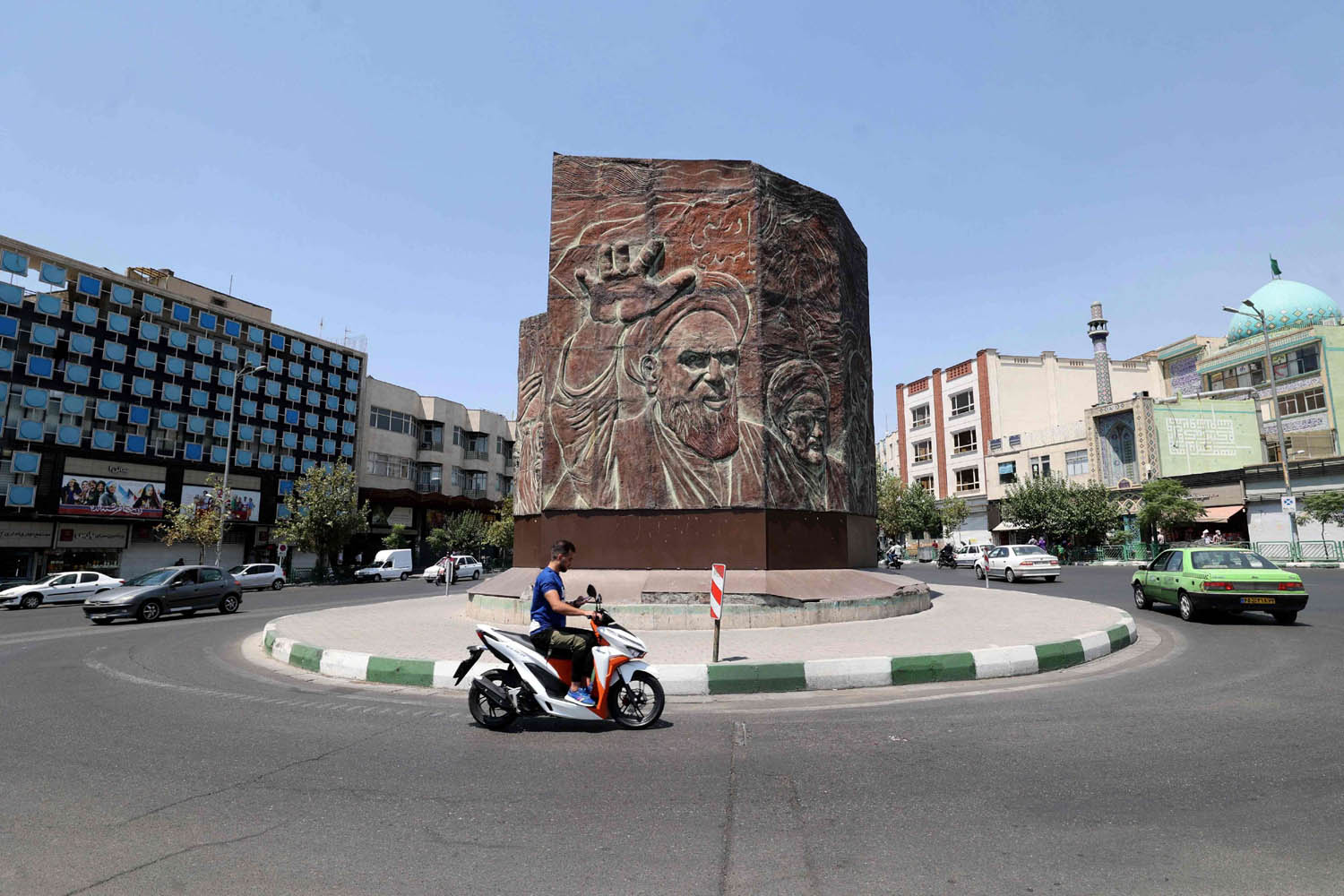 نصب للثورة الايرانية وسط طهران