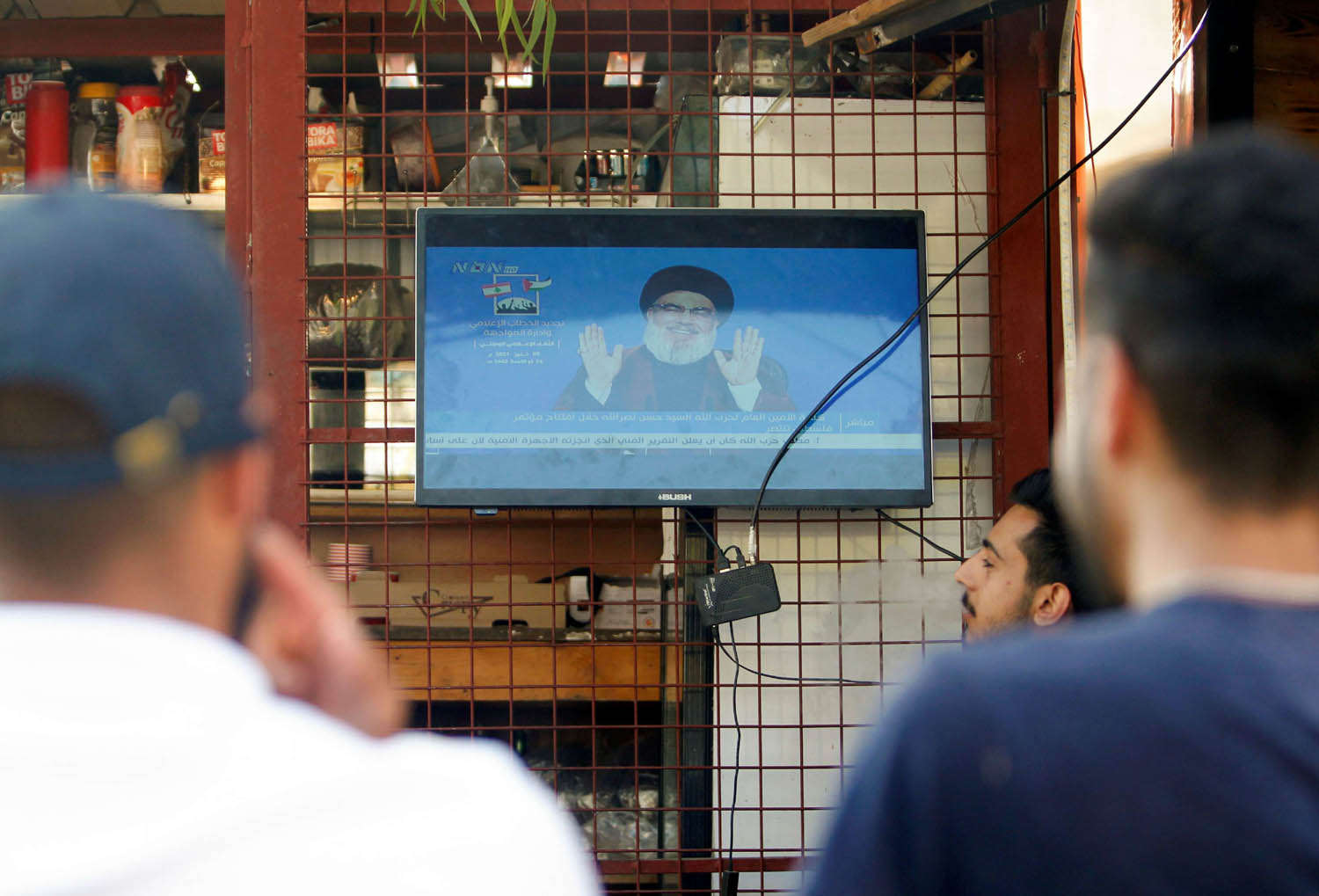لبنانيون يستمعون لكلمة لزعيم حزب الله حسن نصرالله