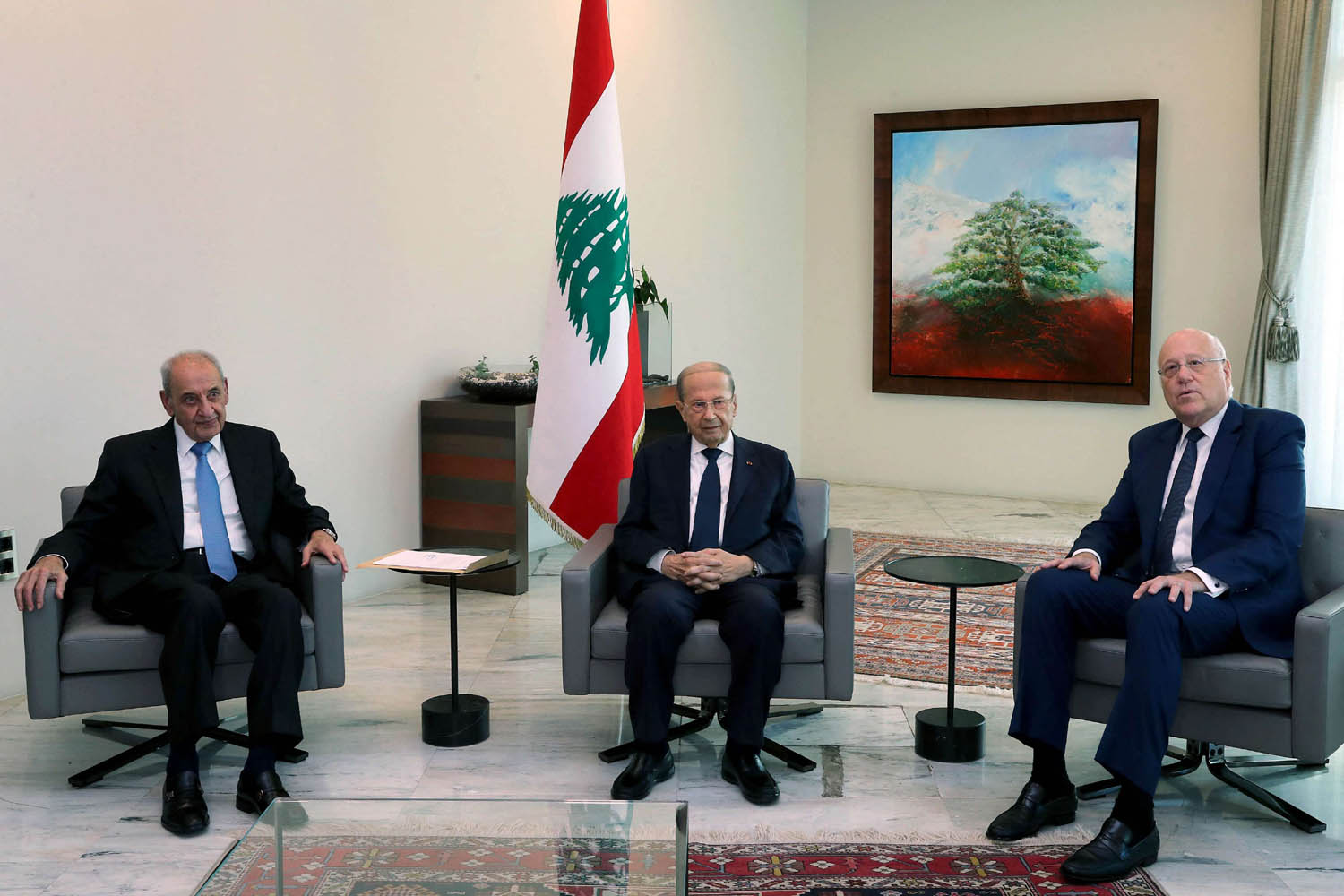 الرئيس اللبناني ميشال عون يستقبل رئيس الوزراء المكلف نجيب ميقاتي بحضور رئيس البرلمان نبيه بري