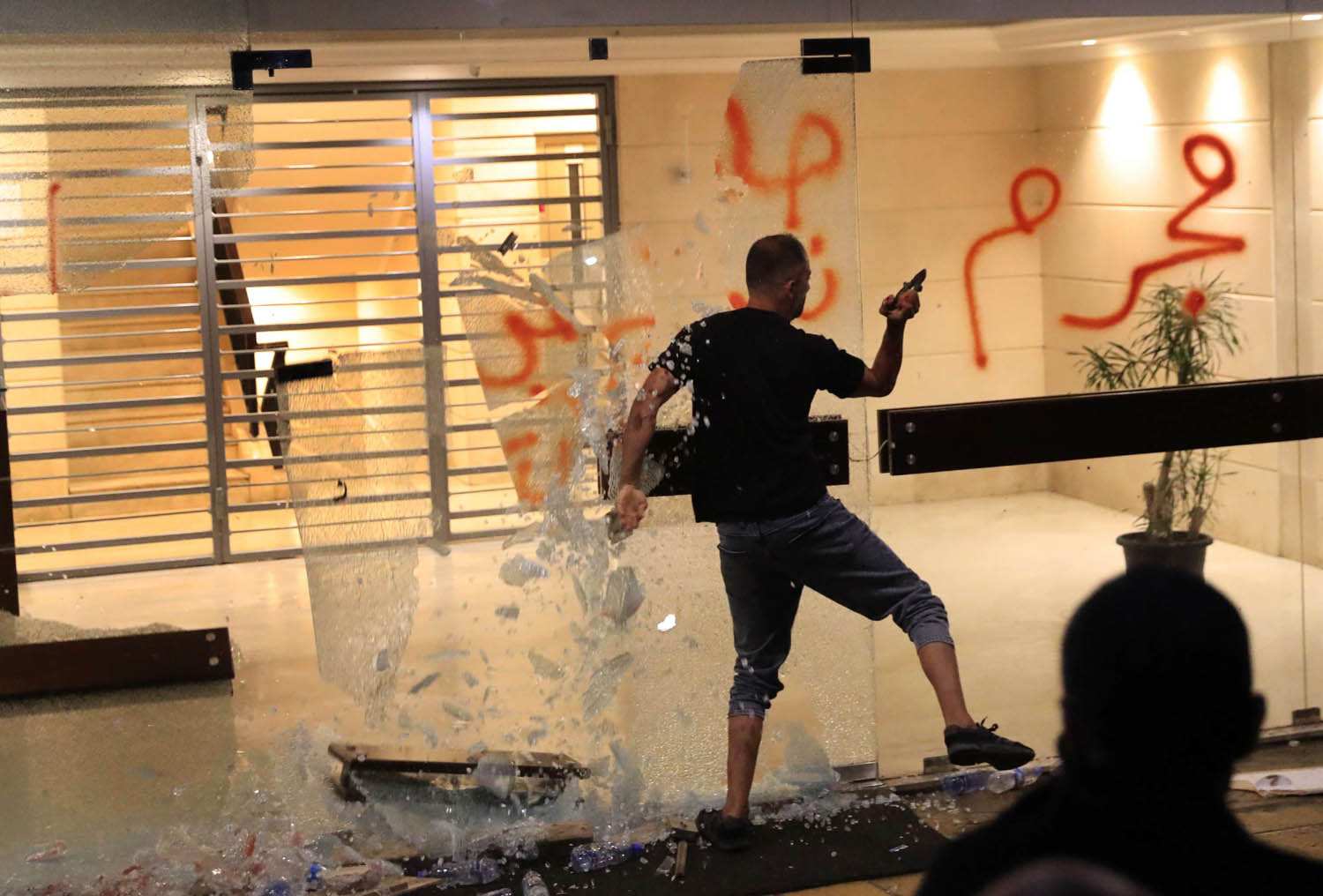 محتج لبناني يهاجم مدخل مبنى يقيم فيه وزير الداخلية