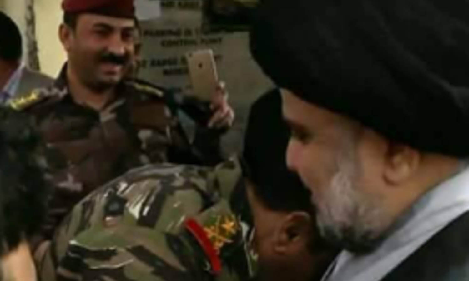ضابط عراقي برتبة فريق يقبل يد مقتدى الصدر