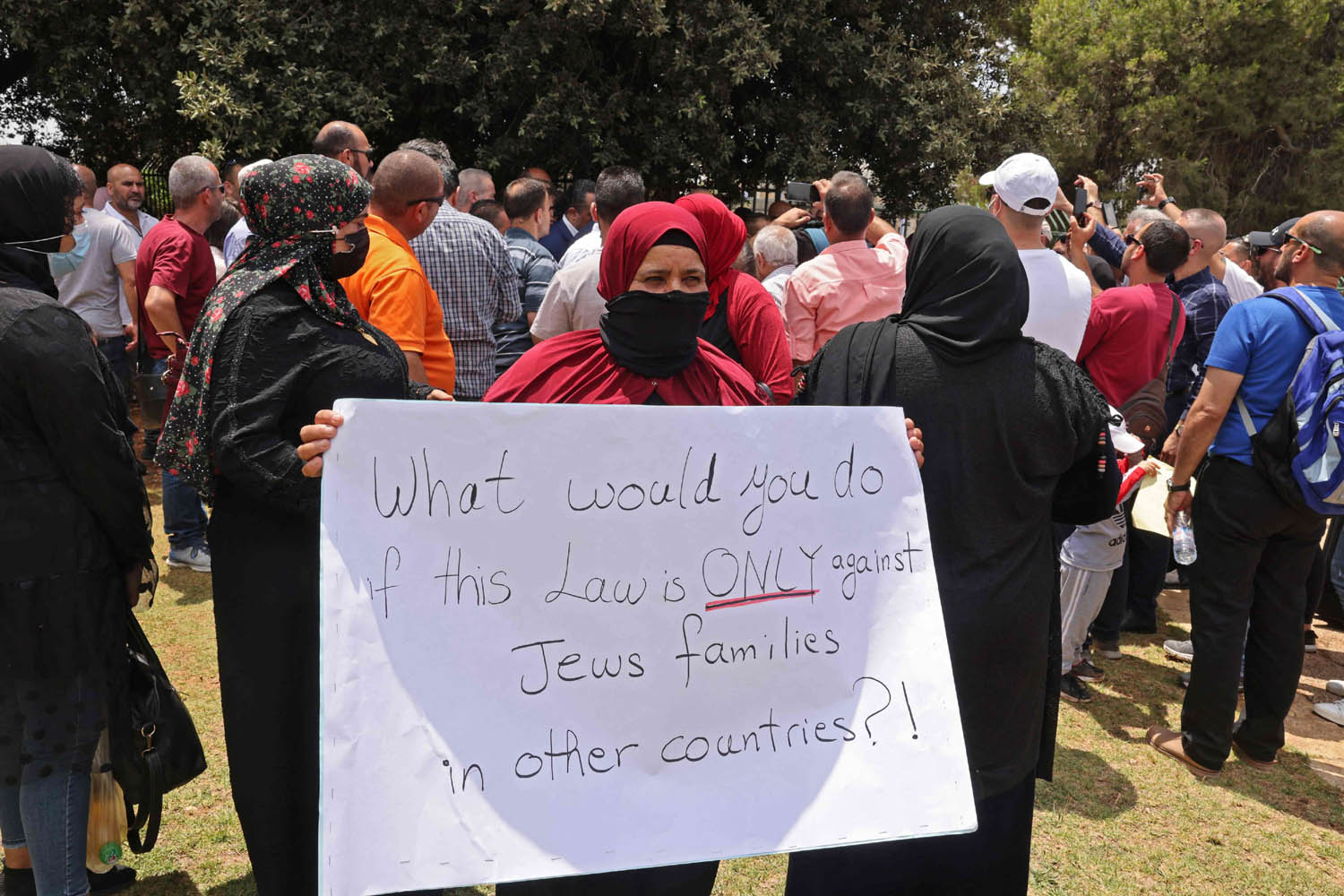 فلسطينيات يتظاهرن ضد تمديد قانون المواطنة