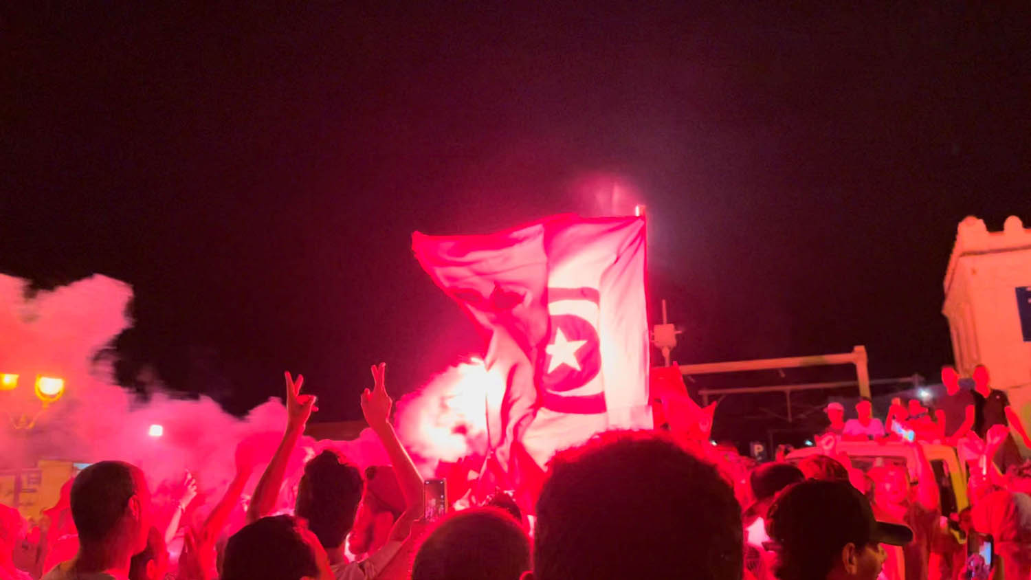 تونسيون يحتفلون بقرارات الرئيس قيس سعيد اقالة الحكومة وتجميد عمل البرلمان