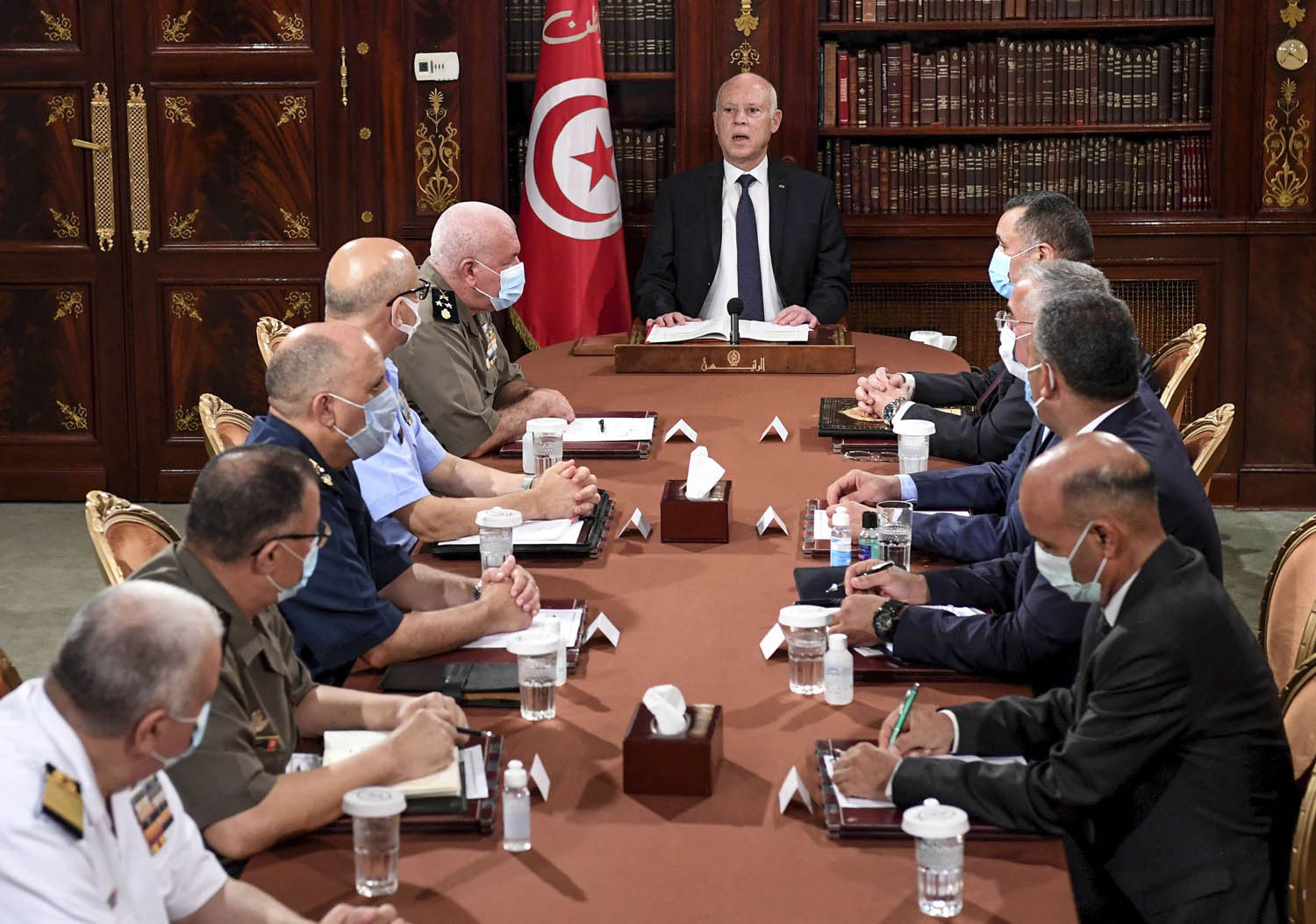 الرئيس التونسي قيس سعيد في اجتماع مع قادة الجيش والأجهزة الأمنية