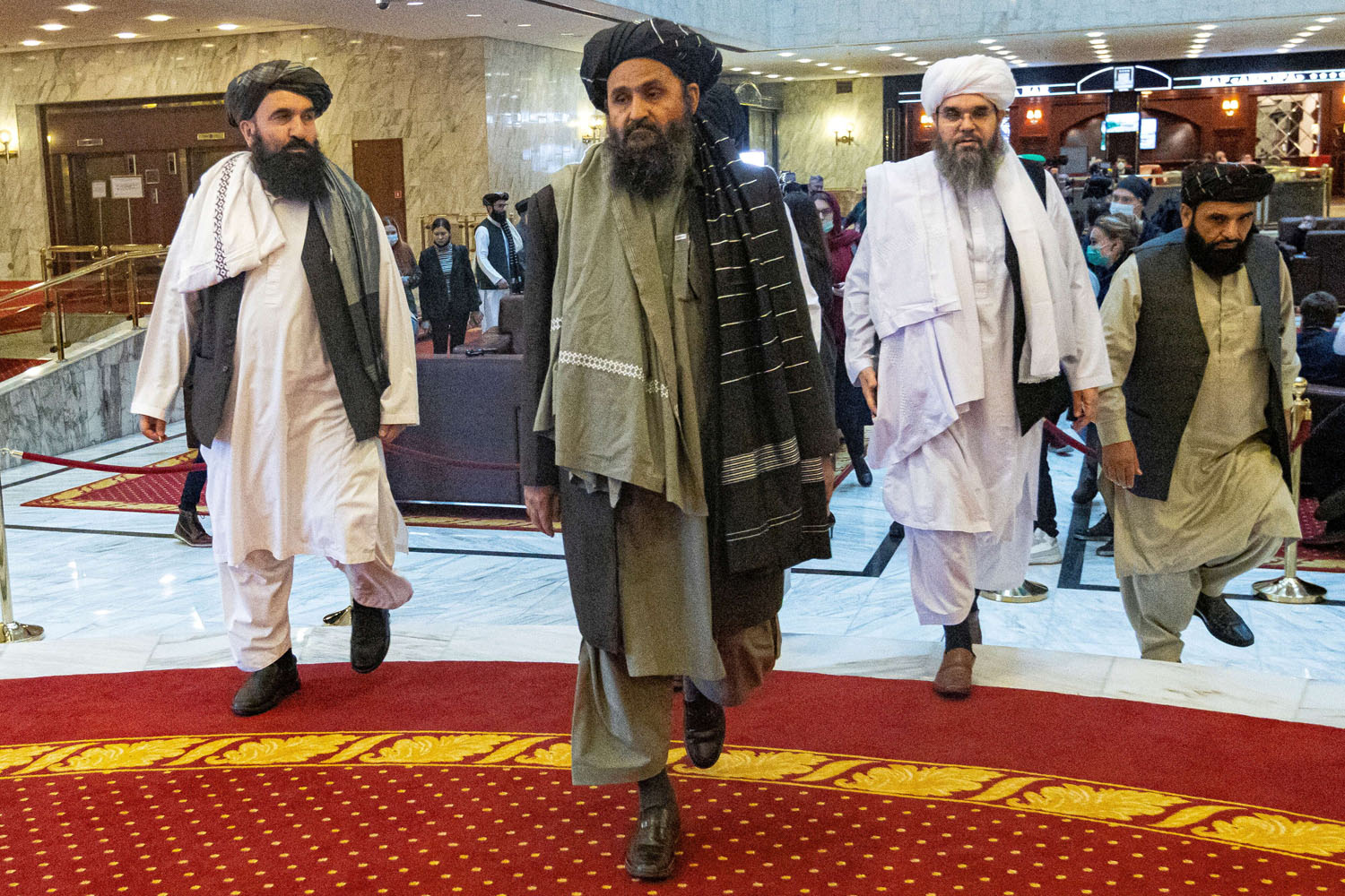 الملا عبد الغني برادر الرجل الثاني في طالبان يتقدم نحو حكم أفغانستان