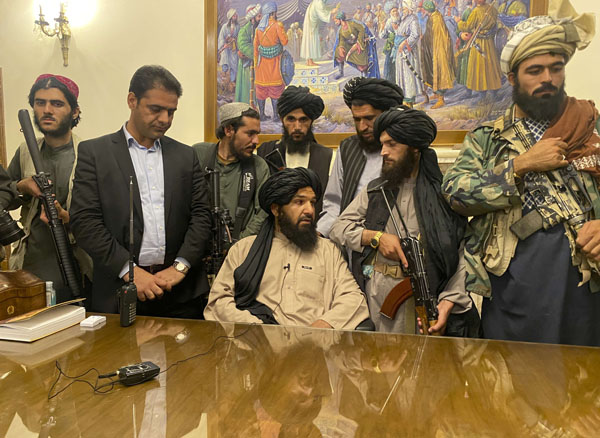 حركة طالبان داخل القصر الرئاسي في كابول بعد انسحاب الرئيس أشرف غني