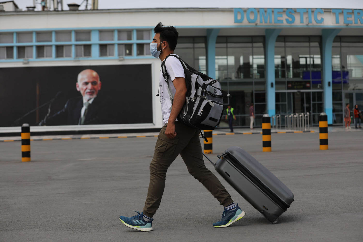 مسافر في مطار حميد كرزاي كابول يستعد للمغادرة