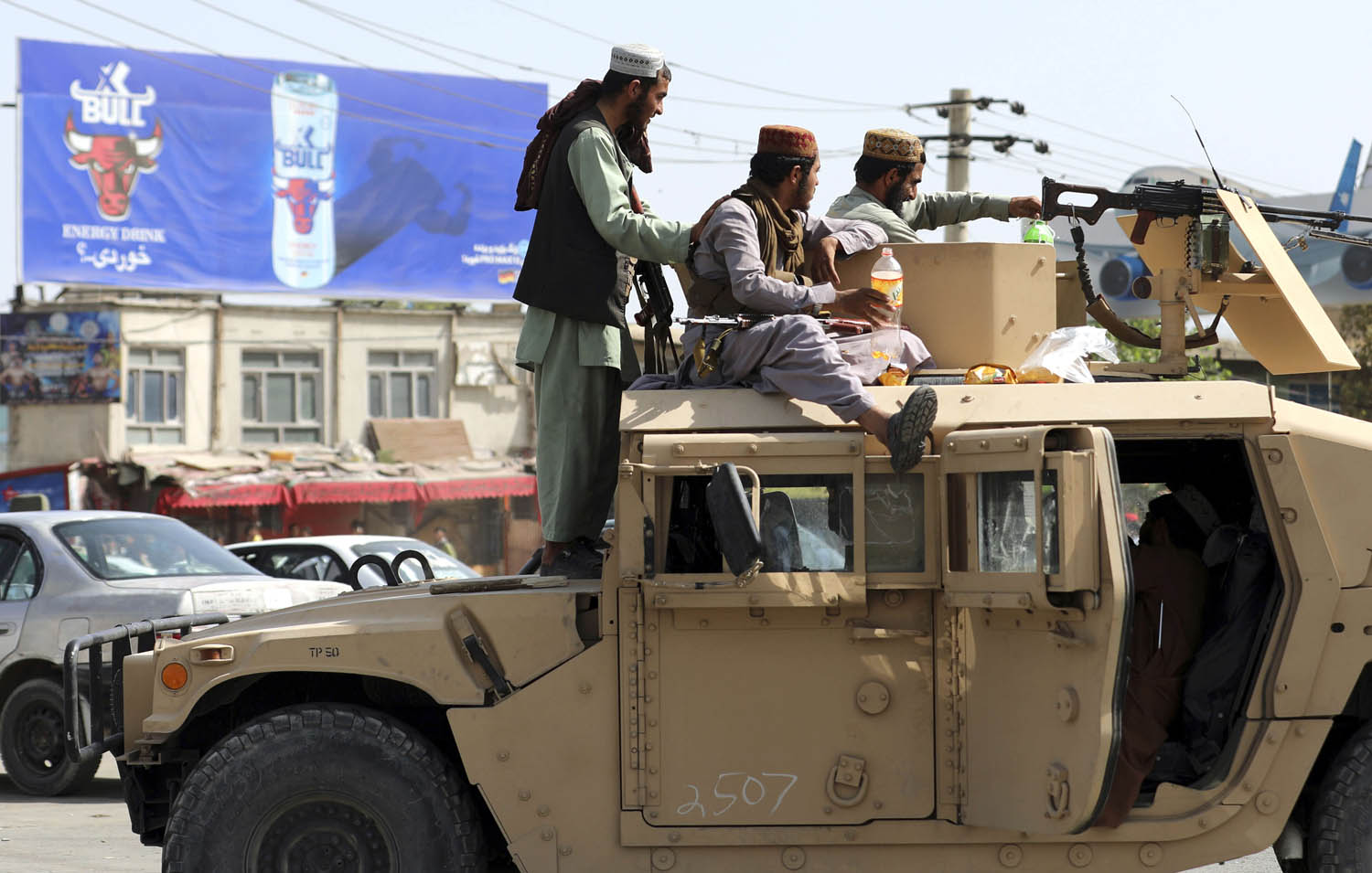مقاتلون من طالبان في محيط مطار كابول