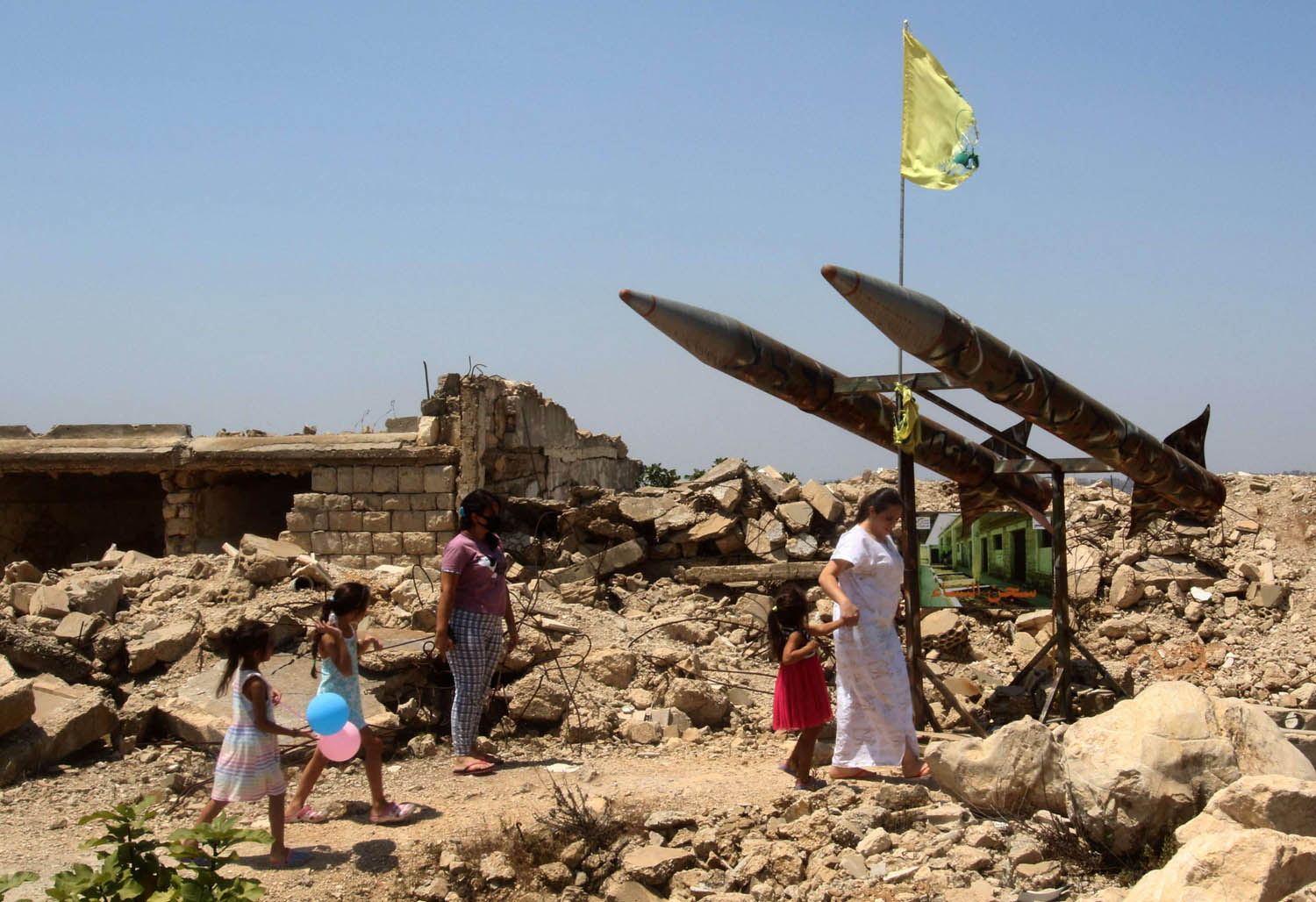 لبنانيون يتجولون بين اطلال قرية الخيام في جنوب لبنان