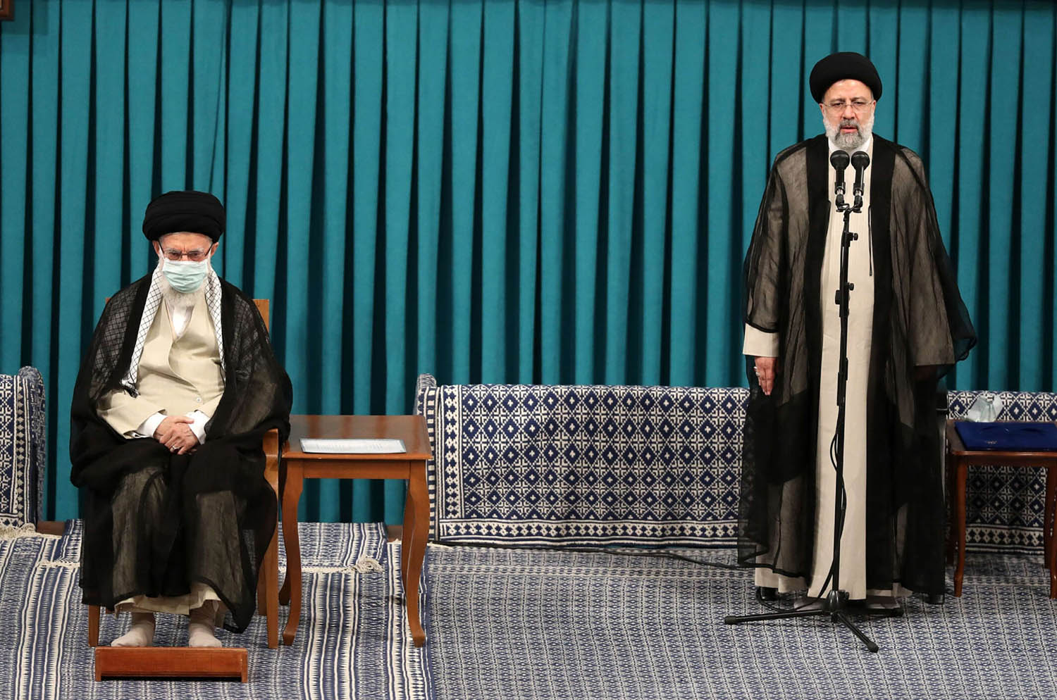 المرشد الأعلى علي خامنئي في حفل تنصيب الرئيس الإيراني الجديد إبراهيم رئيسي