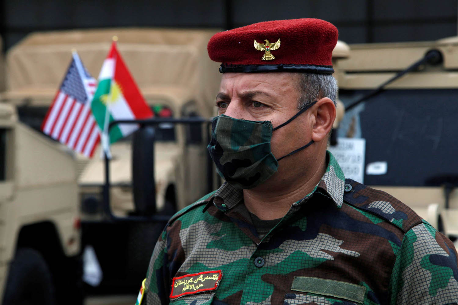 ضابط في البيشمركة في عرض عسكري كردي اميركي مشترك