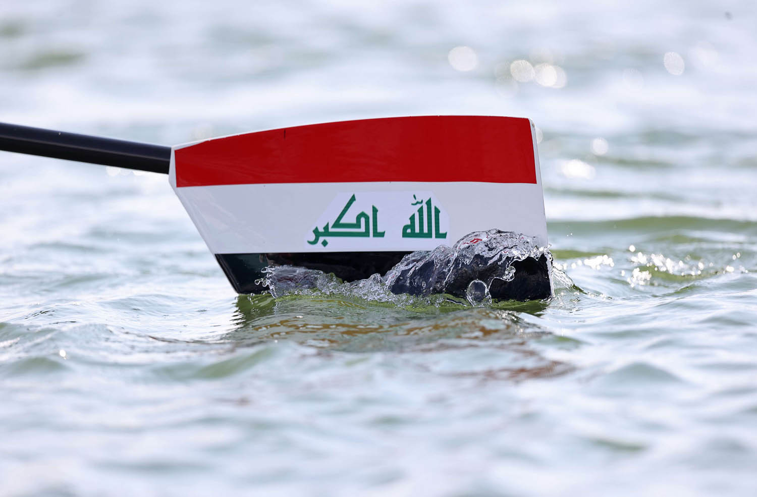 متسابق عراقي في اولمبياد طوكيو يضع علم بلاده على المجداف